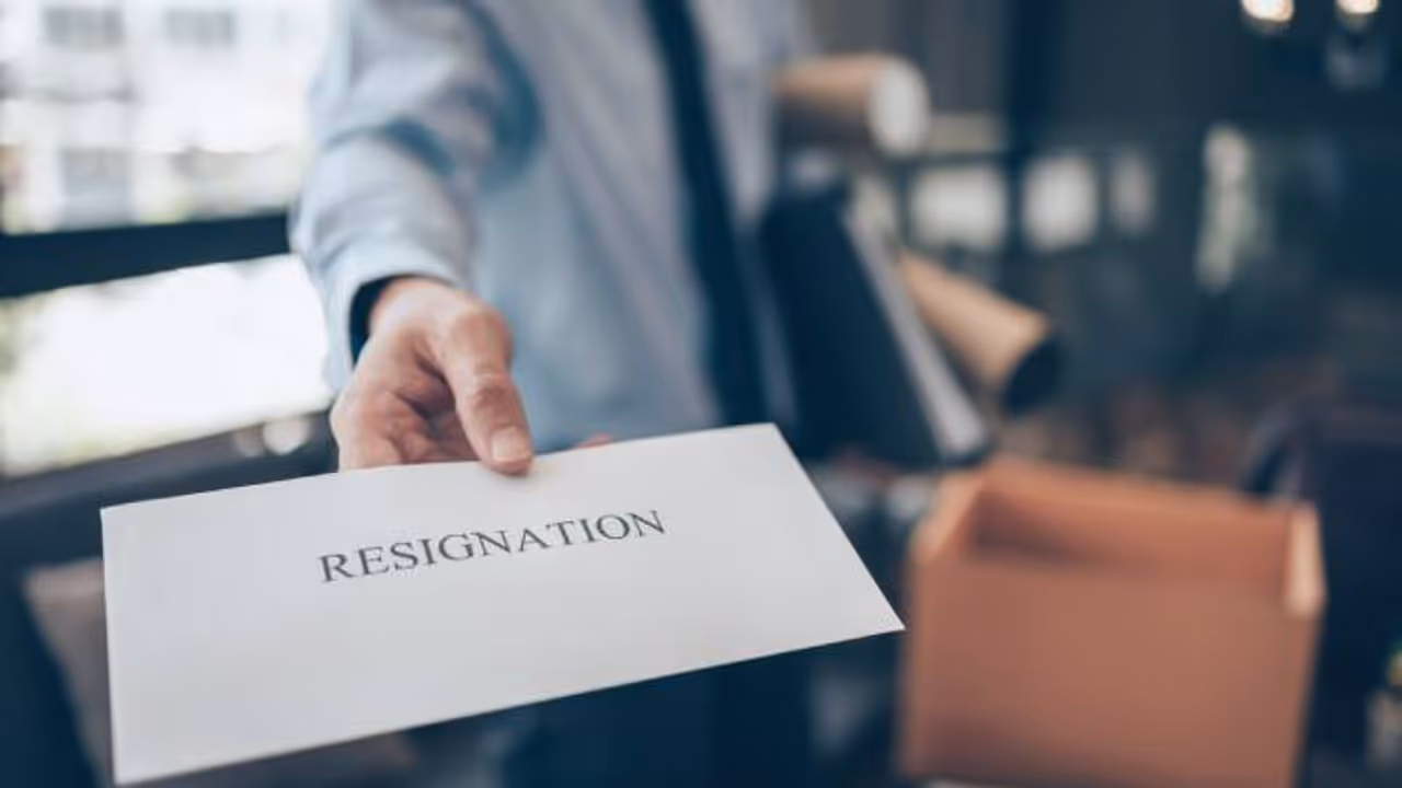 4 മണിക്ക് മുമ്പ് ജോലി തീർത്തില്ലെങ്കിൽ പിരിച്ചുവിടും, മാനേജറുടെ ഭീഷണി, രാജിവച്ചെന്ന് യുവാവ്, വൈറൽ പോസ്റ്റ് 