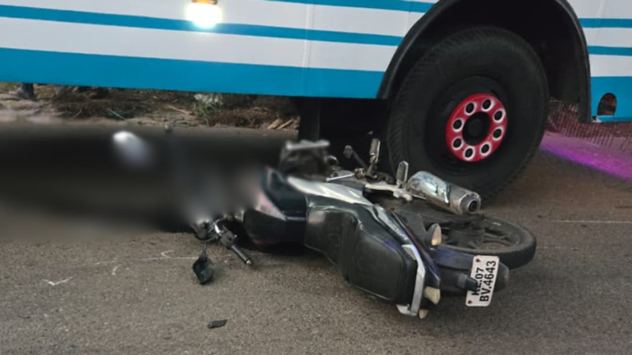 ലോറിയെ മറികടക്കാൻ ശ്രമിക്കുമ്പോൾ നിയന്ത്രണം വിട്ടു, ബൈക്ക് ബസിനടിയിലേക്ക് ഇടിച്ചുകയറി; യുവാവ് മരിച്ചു