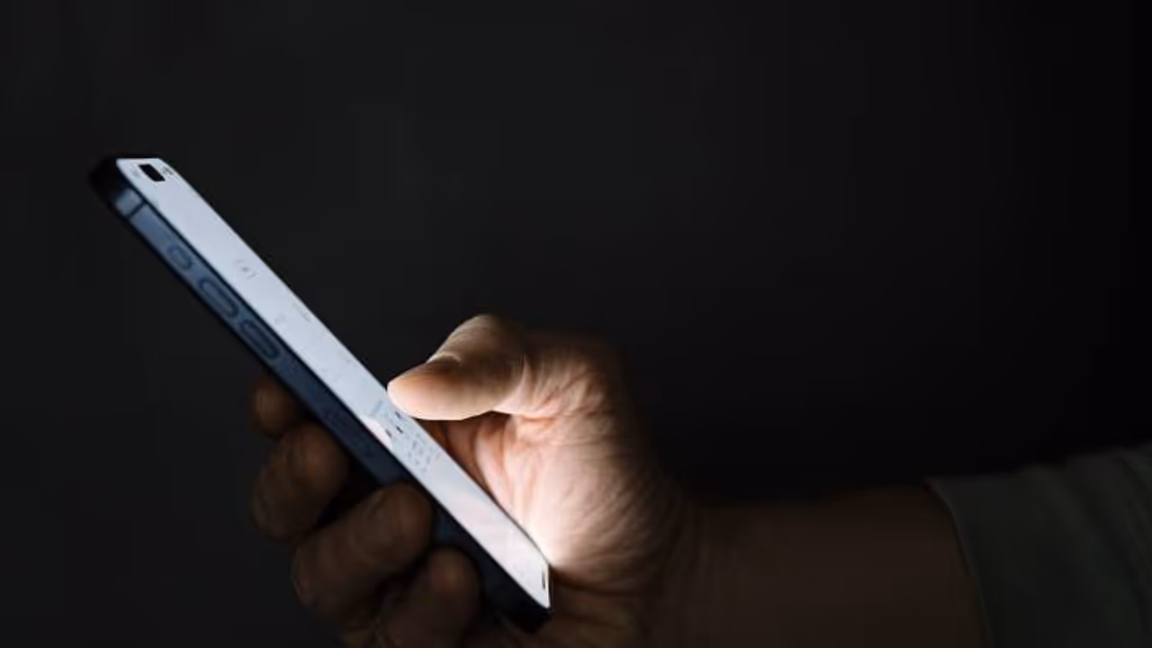 ഭാര്യയെ കാമുകനോടൊപ്പം കണ്ടു, കൊല്ലുമെന്ന് പേടിയെന്ന് യുവാവ്, പൊലീസിനെ വിളിച്ചു ഭാര്യയെ കാമുകനോടൊപ്പം കണ്ടു, കൊല്ലുമെന്ന് പേടിയെന്ന് യുവാവ്, പൊലീസിനെ വിളിച്ചു