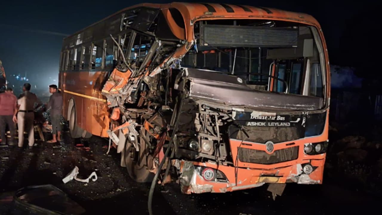 കണ്ണൂർ തിരുവനന്തപുരം കെഎസ്ആർടിസി സ്വിഫ്റ്റും മിനി ലോറിയും കൂട്ടിയിടിച്ചു, ഡ്രൈവറടക്കം 5 പേർക്ക് പരിക്ക് കണ്ണൂർ തിരുവനന്തപുരം കെഎസ്ആർടിസി സ്വിഫ്റ്റും മിനി ലോറിയും കൂട്ടിയിടിച്ചു, ഡ്രൈവറടക്കം 5 പേർക്ക് പരിക്ക്