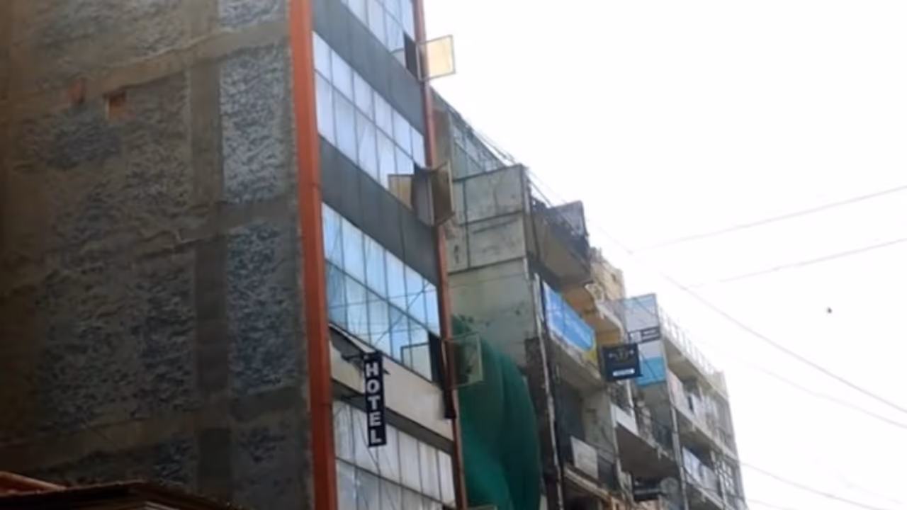 കാമുകിയ്ക്കൊപ്പം ഹോട്ടലിൽ മുറിയെടുത്ത ഐ.ടി ജീവനക്കാരൻ മരിച്ച നിലയിൽ, താൻ വാഷ്റൂമിലായിരുന്നെന്ന് യുവതിയുടെ മൊഴി കാമുകിയ്ക്കൊപ്പം ഹോട്ടലിൽ മുറിയെടുത്ത ഐ.ടി ജീവനക്കാരൻ മരിച്ച നിലയിൽ, താൻ വാഷ്റൂമിലായിരുന്നെന്ന് യുവതിയുടെ മൊഴി