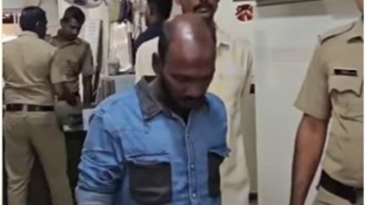 ബൈക്കിൽ കറങ്ങി മാല മോഷ്ടിക്കുന്ന 43കാരൻ പിടിയിലായി; ഒന്നര പവന്റെ മാല മോഷ്ടിച്ച കേസിൽ അറസ്റ്റ് ബൈക്കിൽ കറങ്ങി മാല മോഷ്ടിക്കുന്ന 43കാരൻ പിടിയിലായി; ഒന്നര പവന്റെ മാല മോഷ്ടിച്ച കേസിൽ അറസ്റ്റ്