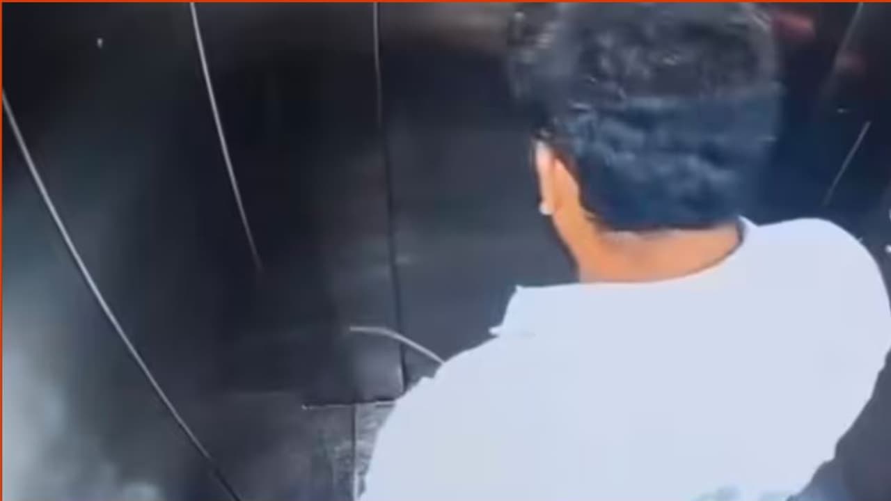 ಲಿಫ್ಟ್ನಲ್ಲಿ ಮೂತ್ರ ವಿಸರ್ಜಿಸಿದ ಕಿಡಿಗೇಡಿ: ಸಿಸಿಟಿವಿಯಲ್ಲಿ ಕೃತ್ಯ ಸೆರೆ ಲಿಫ್ಟ್ನಲ್ಲಿ ಮೂತ್ರ ವಿಸರ್ಜಿಸಿದ ಕಿಡಿಗೇಡಿ: ಸಿಸಿಟಿವಿಯಲ್ಲಿ ಕೃತ್ಯ ಸೆರೆ