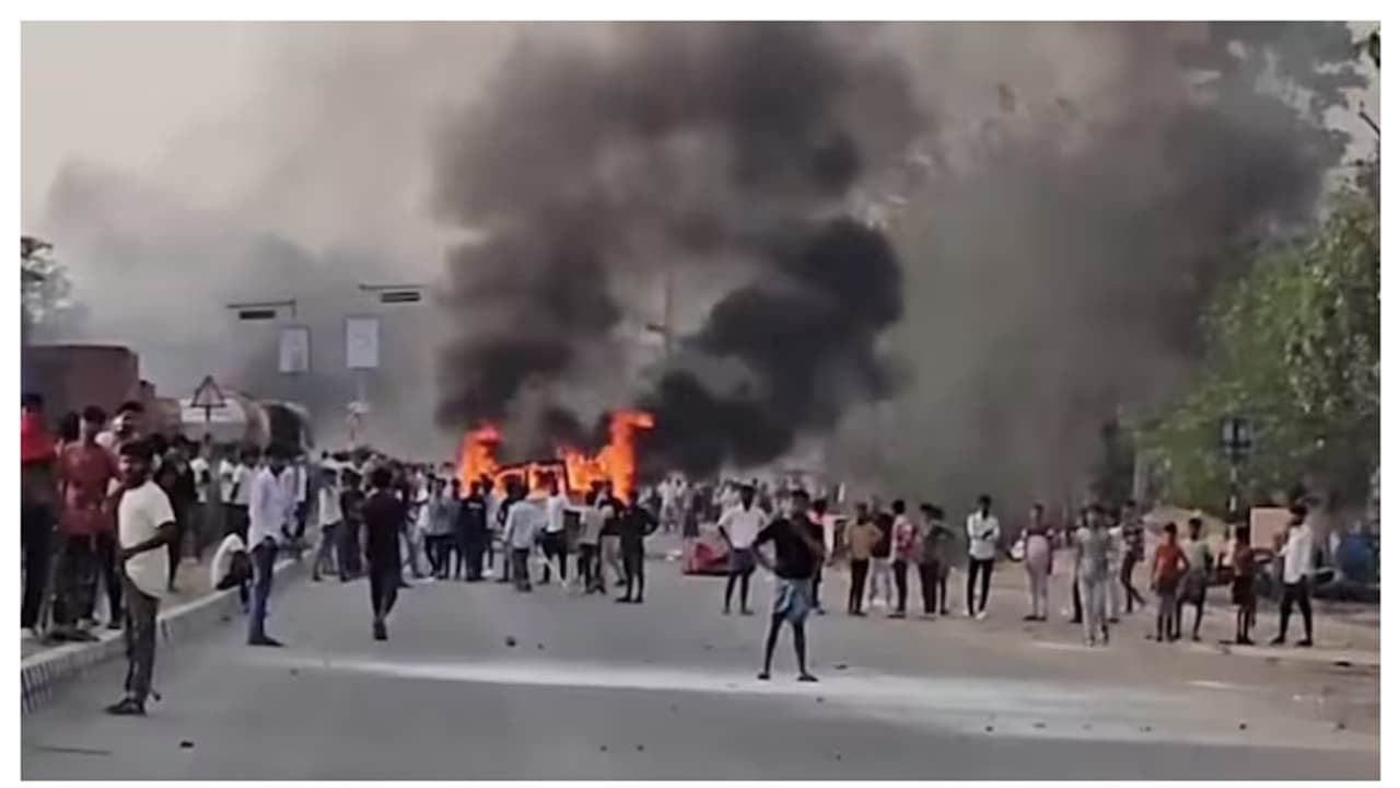 വഖഫ് ഭേദഗതി നിയമത്തെ ചൊല്ലി തുടങ്ങിയ സംഘർഷം; മുർഷിദാബാദിൽ 2 പേർ കൊല്ലപ്പെട്ടു; 110 പേർ പിടിയിൽ വഖഫ് ഭേദഗതി നിയമത്തെ ചൊല്ലി തുടങ്ങിയ സംഘർഷം; മുർഷിദാബാദിൽ 2 പേർ കൊല്ലപ്പെട്ടു; 110 പേർ പിടിയിൽ