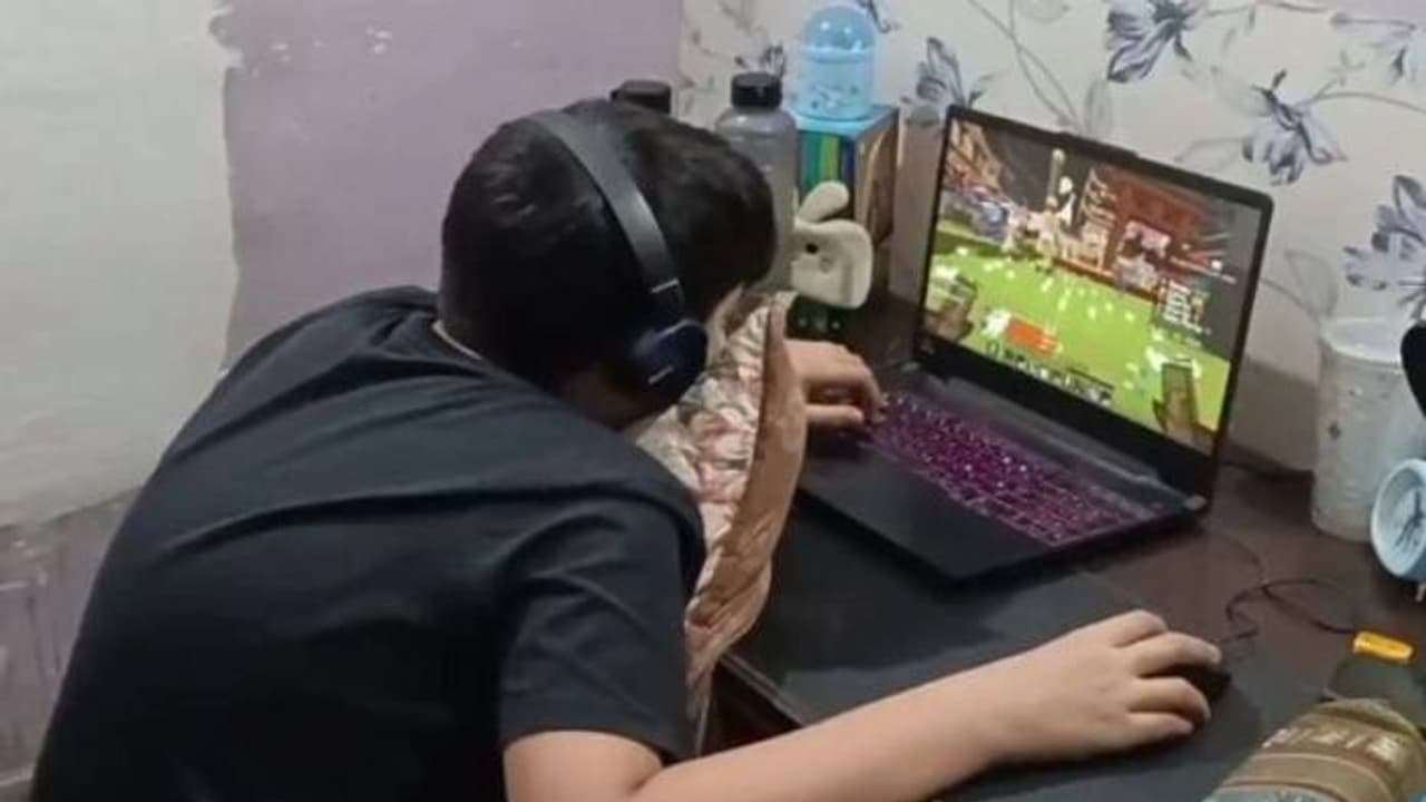 മക്കളെ നിയന്ത്രിക്കുകയല്ല വേണ്ടത്, അവരെ വിശ്വസിക്കുക, ശരിയായ പാത കണ്ടെത്താം; വൈറലായി ഒരു അച്ഛന്റെ പോസ്റ്റ് മക്കളെ നിയന്ത്രിക്കുകയല്ല വേണ്ടത്, അവരെ വിശ്വസിക്കുക, ശരിയായ പാത കണ്ടെത്താം; വൈറലായി ഒരു അച്ഛന്റെ പോസ്റ്റ്