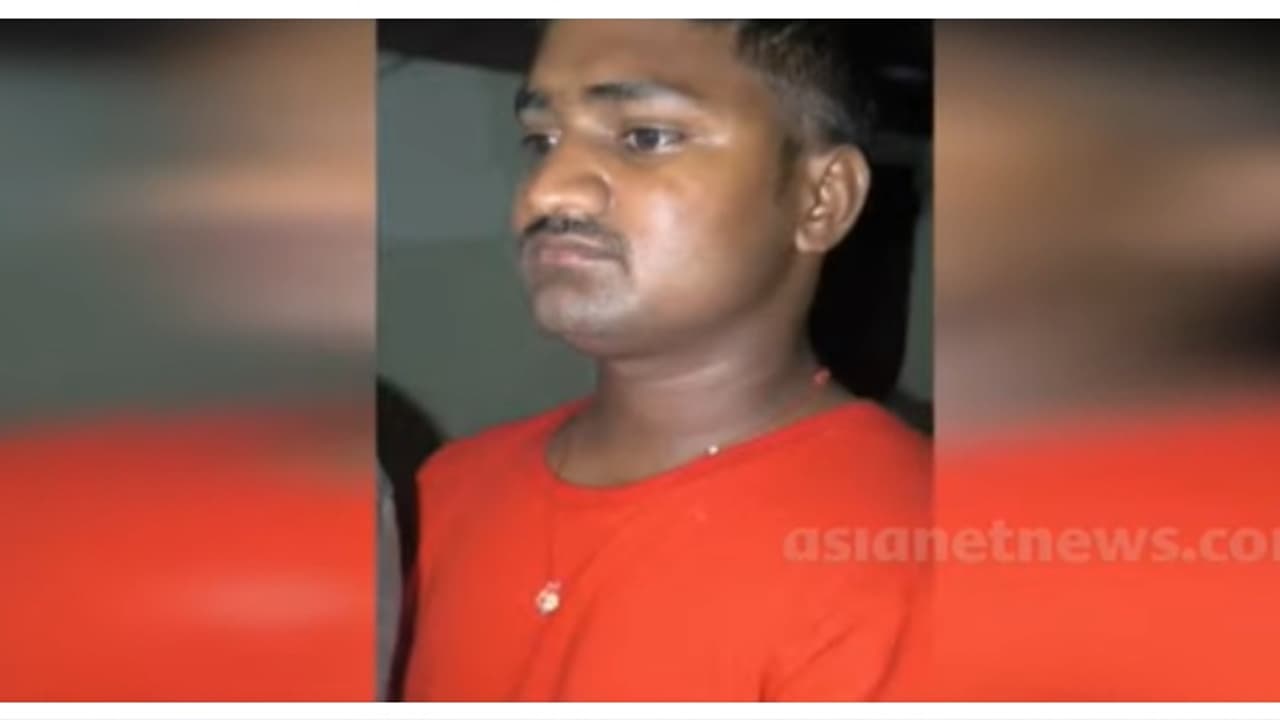 മുറുക്കാൻ കടയിൽ തിരക്കോട് തിരക്ക്; രാവും പകലും ആളുകള്, പൊടിപൊടിച്ച് കച്ചവടം; നാട്ടുകാരുടെ പരാതിയില് പിടിവീണു മുറുക്കാൻ കടയിൽ തിരക്കോട് തിരക്ക്; രാവും പകലും ആളുകള്, പൊടിപൊടിച്ച് കച്ചവടം; നാട്ടുകാരുടെ പരാതിയില് പിടിവീണു