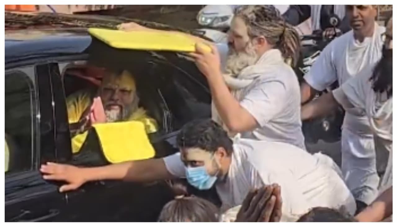 ആത്മീയ ഗുരുക്കന്മാർക്ക് ആഢംബര കാർ; ഇന്ത്യക്കാർ കാൾ മാക്സിനെ ശരിക്കും മനസിലാക്കിയിട്ടില്ലെന്ന് കുറിപ്പ്; വീഡിയോ