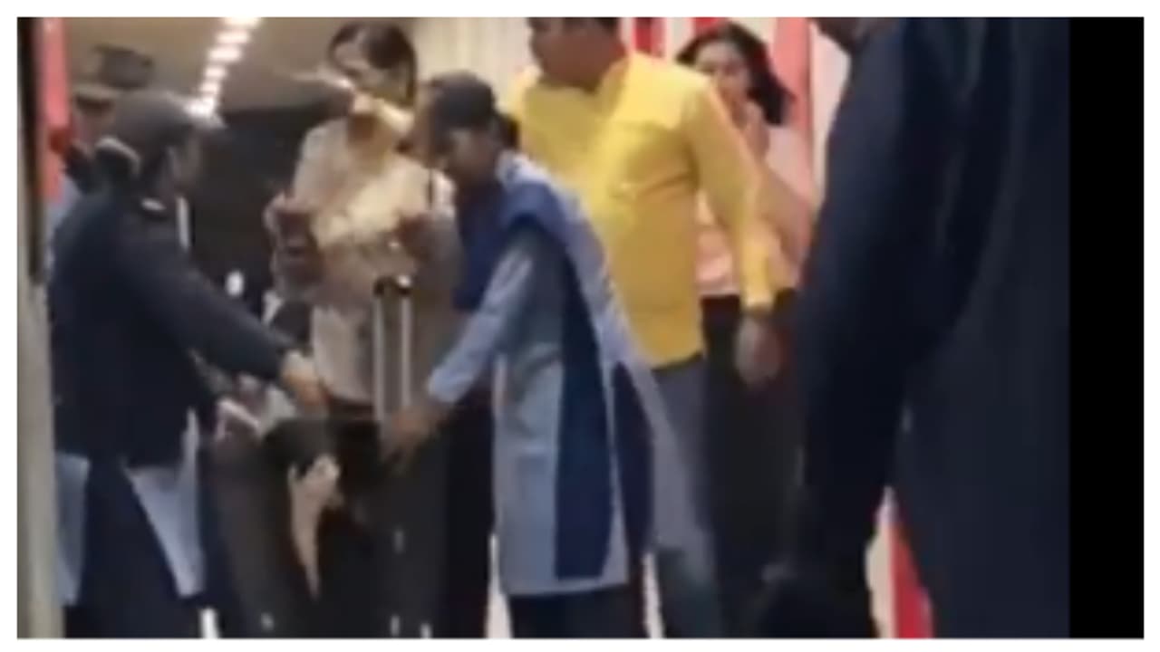 'ഒരു ചെറിയ കുസൃതി', പെണ് സുഹൃത്തിനെ പെട്ടിയിലാക്കി ഹോസ്റ്റലിലേക്ക് കടത്തി; പിടിക്കപ്പെടുന്ന ദൃശ്യങ്ങള് വൈറൽ 'ഒരു ചെറിയ കുസൃതി', പെണ് സുഹൃത്തിനെ പെട്ടിയിലാക്കി ഹോസ്റ്റലിലേക്ക് കടത്തി; പിടിക്കപ്പെടുന്ന ദൃശ്യങ്ങള് വൈറൽ