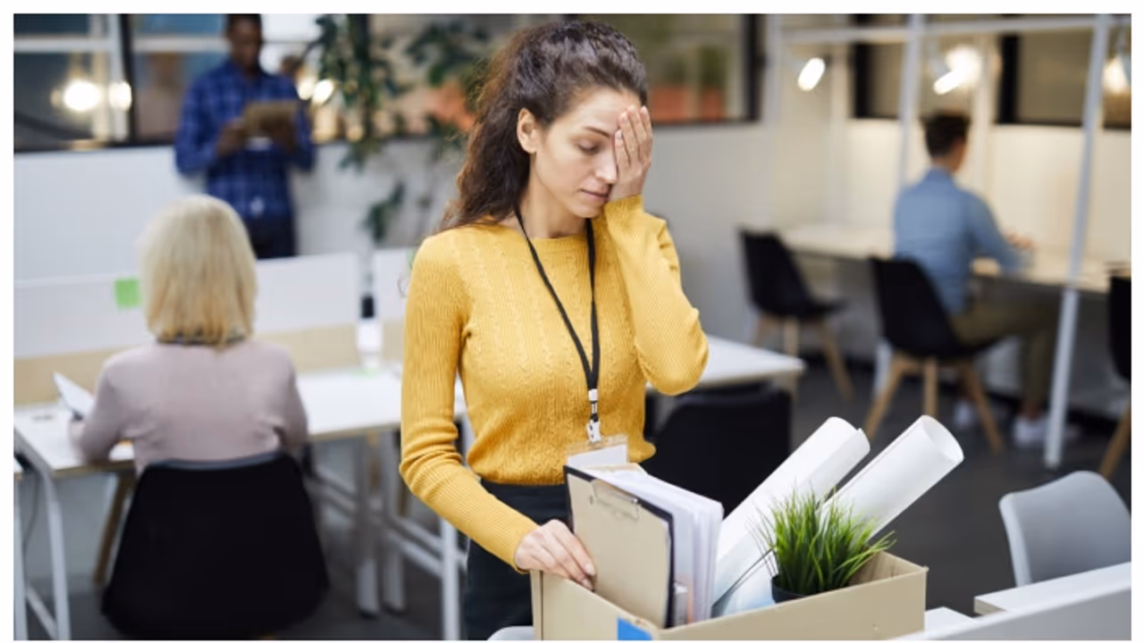 മാസത്തിൽ ആറ് ദിവസം ഒരു മിനിറ്റ് മുമ്പ് ഇറങ്ങിയതിന് യുവതിയെ ജോലിയിൽ നിന്നും പിരിച്ച് വിട്ടു; ട്വിസ്റ്റ് മാസത്തിൽ ആറ് ദിവസം ഒരു മിനിറ്റ് മുമ്പ് ഇറങ്ങിയതിന് യുവതിയെ ജോലിയിൽ നിന്നും പിരിച്ച് വിട്ടു; ട്വിസ്റ്റ്