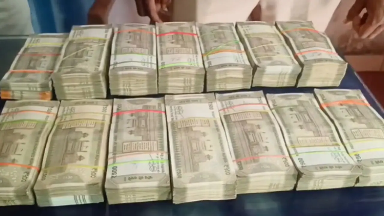 ചെന്നൈ എഗ്മോർ എക്സ്പ്രസിൽ കെട്ടുകണക്കിന് അഞ്ഞൂറിന്റെ നോട്ടുകൾ; കണ്ടെത്തിയത് ശരീരത്തിൽ കെട്ടിവച്ച നിലയിൽ ചെന്നൈ എഗ്മോർ എക്സ്പ്രസിൽ കെട്ടുകണക്കിന് അഞ്ഞൂറിന്റെ നോട്ടുകൾ; കണ്ടെത്തിയത് ശരീരത്തിൽ കെട്ടിവച്ച നിലയിൽ