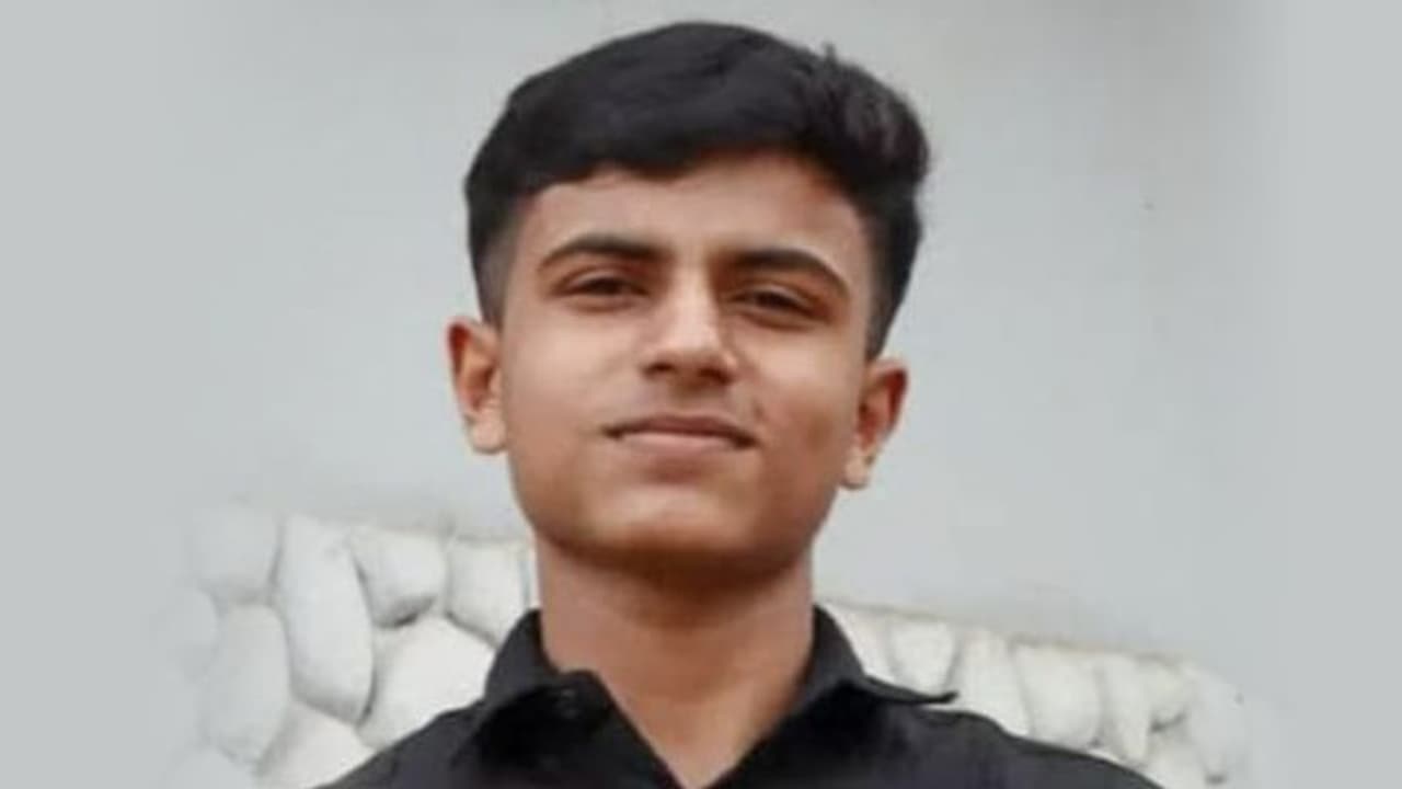 തകഴിയിൽ പള്ളിയിലെ ക്വയർ പ്രാക്ടീസിനിടെ വിദ്യാർത്ഥി കുഴഞ്ഞു വീണു മരിച്ചു തകഴിയിൽ പള്ളിയിലെ ക്വയർ പ്രാക്ടീസിനിടെ വിദ്യാർത്ഥി കുഴഞ്ഞു വീണു മരിച്ചു