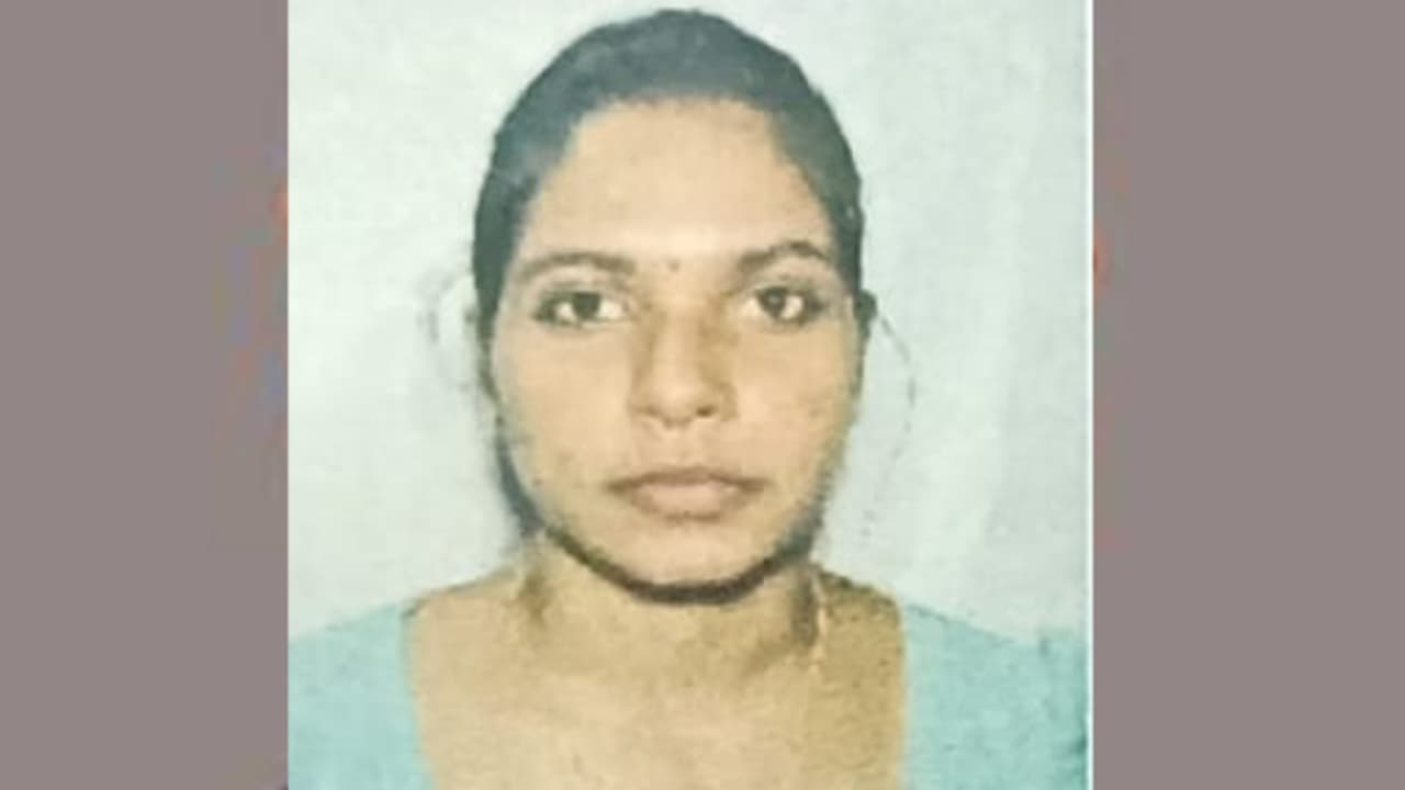 മൈസുരുവിൽ ബൈക്ക് നിയന്ത്രണംവിട്ട് ഡിവൈ‍ഡറിൽ ഇടിച്ച് അപകടം; മലയാളി യുവതി മരിച്ചു, യുവാവ് ചികിത്സയിൽ