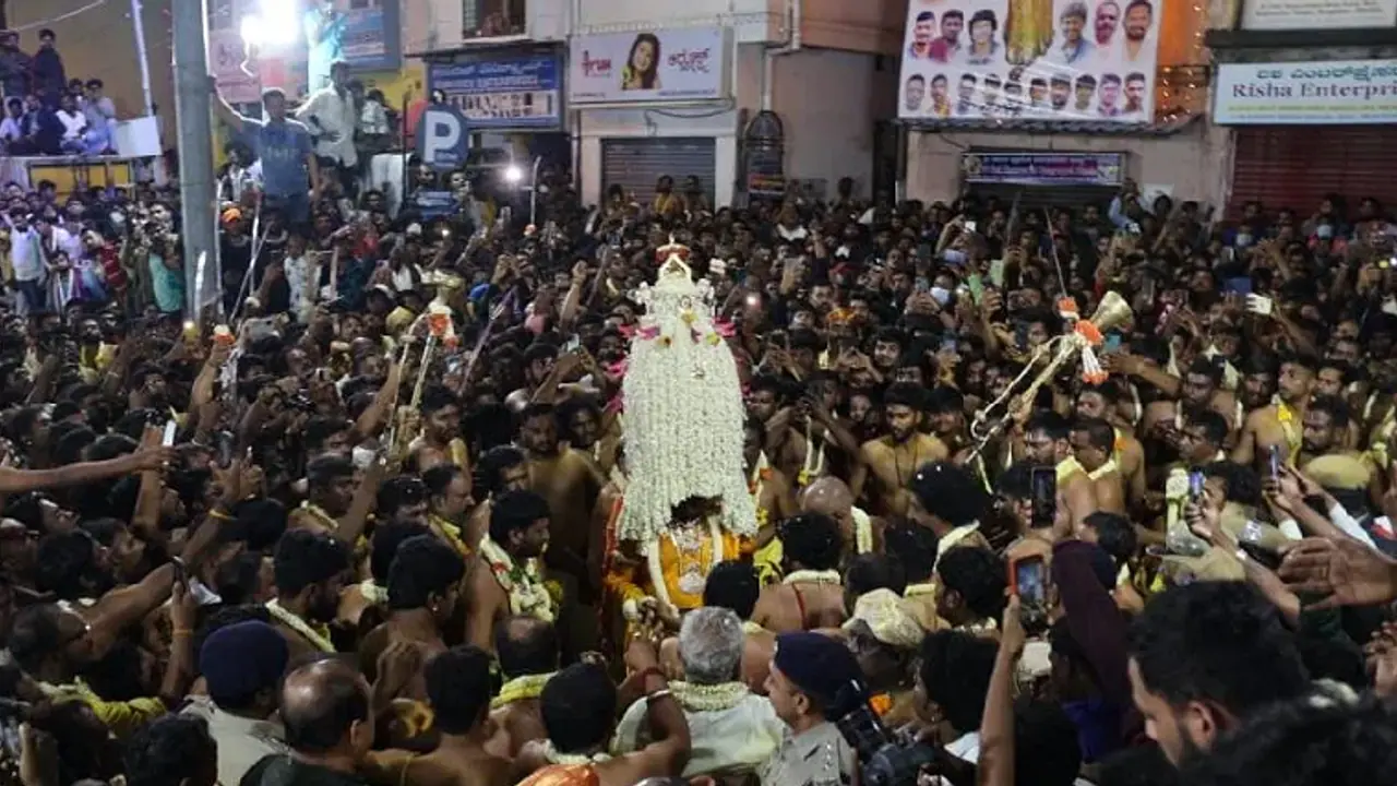 ಲಕ್ಷಾಂತರ ಭಕ್ತರ ಮಧ್ಯೆ ಅದ್ಧೂರಿ ಕರಗ: ಗೋವಿಂದ ನಾಮಸ್ಮರಣೆಯಲ್ಲಿ ಉತ್ಸವ ಕಣ್ತುಂಬಿಕೊಂಡ ಭಕ್ತಸಾಗರ!