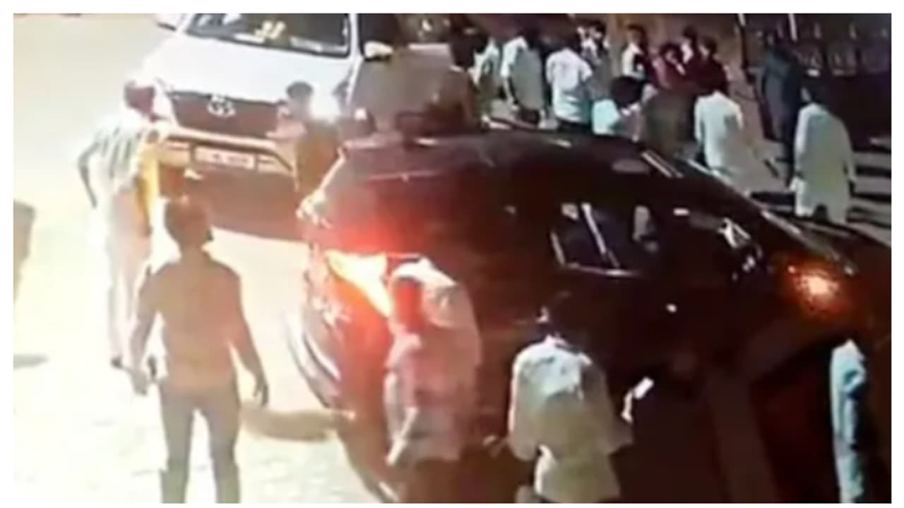 പാതിരാത്രി പ്രാര്‍ത്ഥന, പത്തോളം കാറുകളിലായി അമ്പലത്തിലെത്തിയത് 30 യുവാക്കള്‍; ഇടപെട്ടപ്പോൾ പൂജാരിക്ക് മർദനം