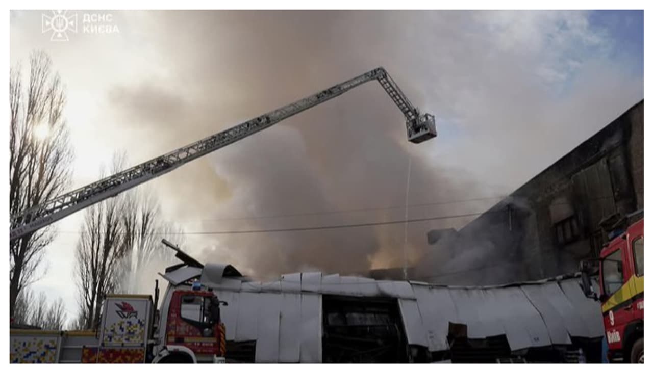 'ഇത് മനപ്പൂര്വ്വം'; കീവിലെ ഫാര്മസ്യൂട്ടിക്കൽ കമ്പനിക്കു നേരെ റഷ്യൻ മിസൈൽ ആക്രമണം, കമ്പനി പൂര്ണമായി നശിച്ചു 'ഇത് മനപ്പൂര്വ്വം'; കീവിലെ ഫാര്മസ്യൂട്ടിക്കൽ കമ്പനിക്കു നേരെ റഷ്യൻ മിസൈൽ ആക്രമണം, കമ്പനി പൂര്ണമായി നശിച്ചു