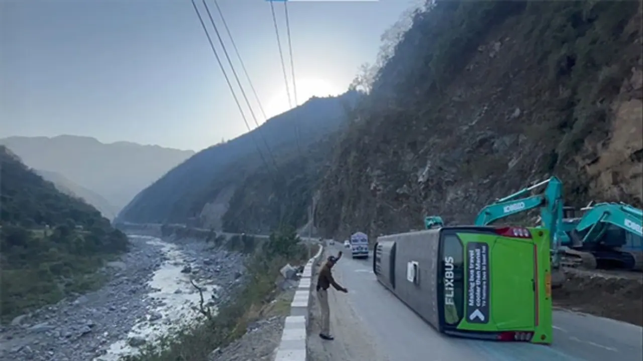 Himachal: Tourist bus en route Kasol overturns, leaves 31 injured (WATCH) Himachal: Tourist bus en route Kasol overturns, leaves 31 injured (WATCH)