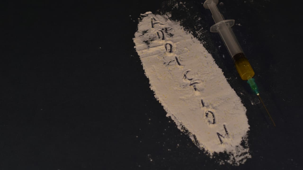 മോതിരം വിഴുങ്ങിയെന്ന് യുവാവ്, ആശുപത്രിയിലെത്തിച്ചപ്പോൾ ഇറങ്ങിയോടി പുഴയിൽച്ചാടി; ഒടുവിൽ സുഹൃത്തുക്കൾ രക്ഷിച്ചു മോതിരം വിഴുങ്ങിയെന്ന് യുവാവ്, ആശുപത്രിയിലെത്തിച്ചപ്പോൾ ഇറങ്ങിയോടി പുഴയിൽച്ചാടി; ഒടുവിൽ സുഹൃത്തുക്കൾ രക്ഷിച്ചു