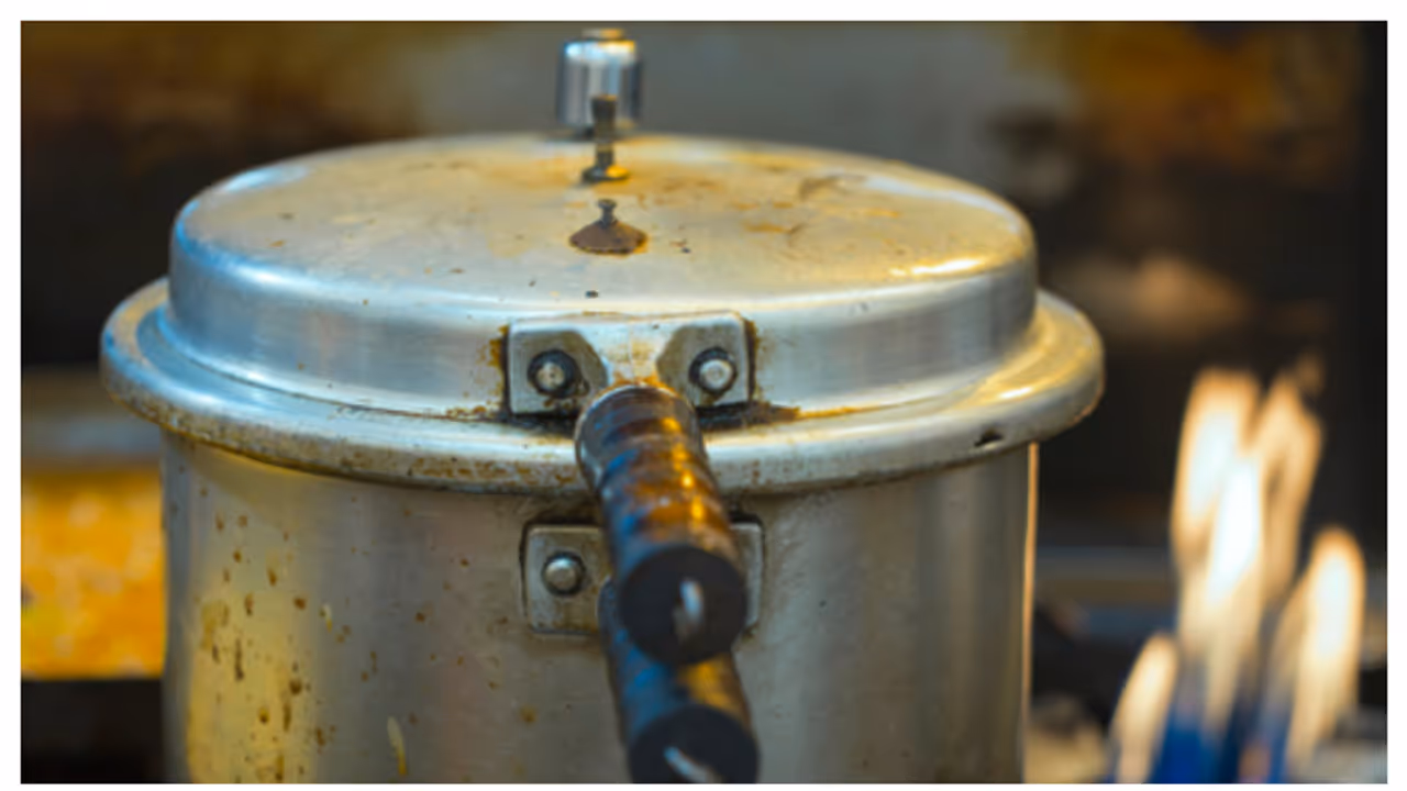 കരിഞ്ഞ പ്രഷർ കുക്കർ വൃത്തിയാക്കാം പ്രഷറില്ലാതെ; ഇത്രയേ ചെയ്യാനുള്ളൂ 