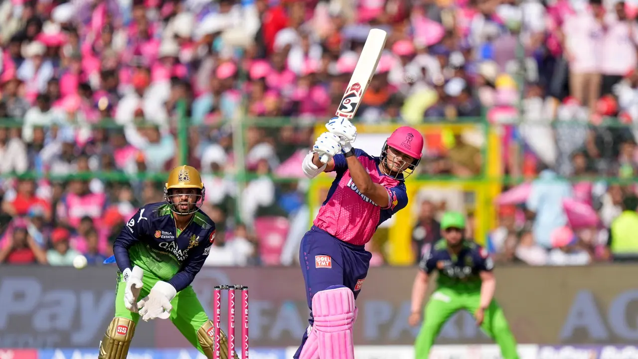 അവസാന അഞ്ച് ഓവറില് 59 റണ്സ്! ജയ്സ്വാളിന് അര്ദ്ധ സെഞ്ച്വറി; ആർസിബിക്കെതിരെ രാജസ്ഥാന് ഭേദപ്പെട്ട സ്കോർ അവസാന അഞ്ച് ഓവറില് 59 റണ്സ്! ജയ്സ്വാളിന് അര്ദ്ധ സെഞ്ച്വറി; ആർസിബിക്കെതിരെ രാജസ്ഥാന് ഭേദപ്പെട്ട സ്കോർ