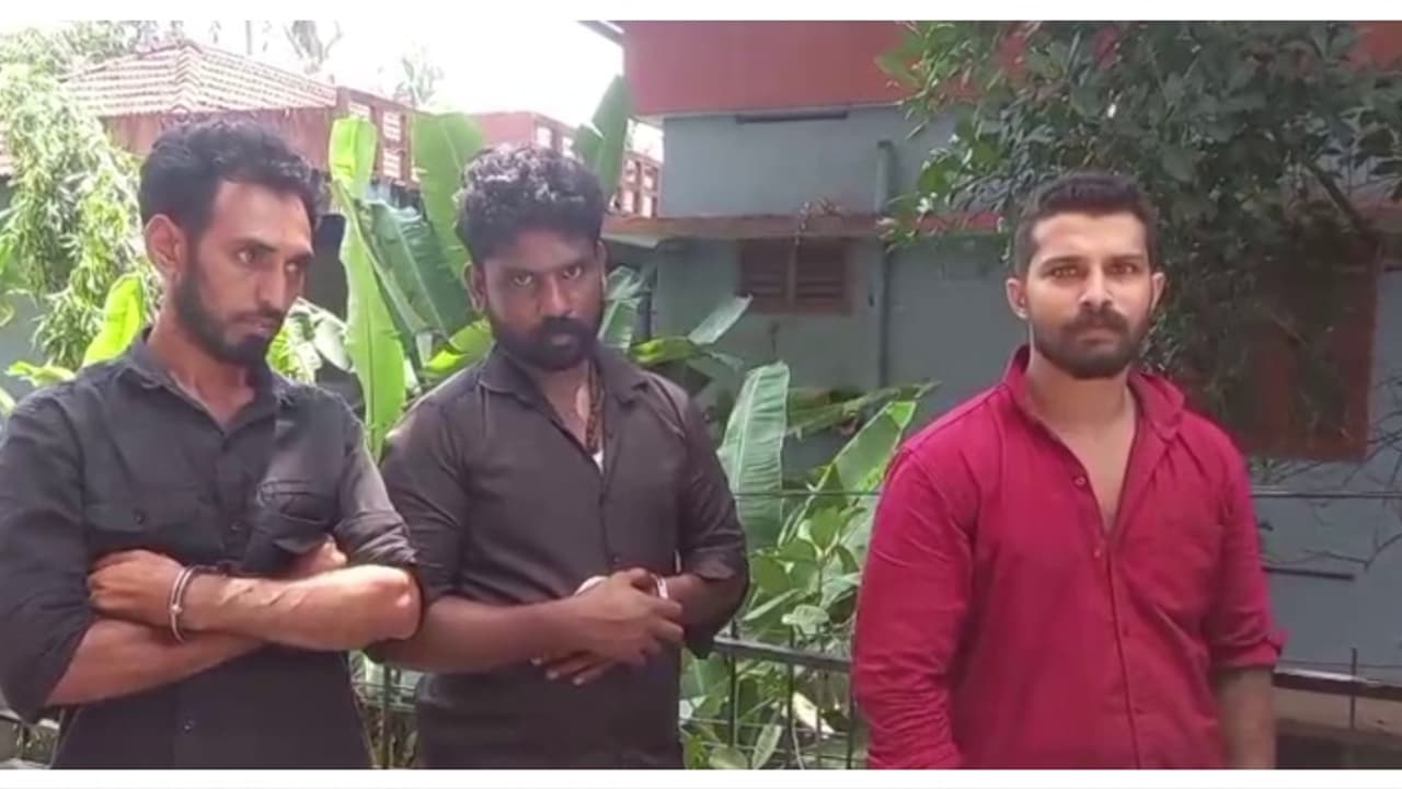 ഏകദേശം 8 ലക്ഷം രൂപ വിലമതിക്കും; വിഷു ഈസ്റ്റർ ആഘോഷങ്ങൾക്കായി എത്തിച്ചു, വാനിന്റെ സീറ്റിനടിയിൽ 20 കിലോ കഞ്ചാവ് ഏകദേശം 8 ലക്ഷം രൂപ വിലമതിക്കും; വിഷു ഈസ്റ്റർ ആഘോഷങ്ങൾക്കായി എത്തിച്ചു, വാനിന്റെ സീറ്റിനടിയിൽ 20 കിലോ കഞ്ചാവ്