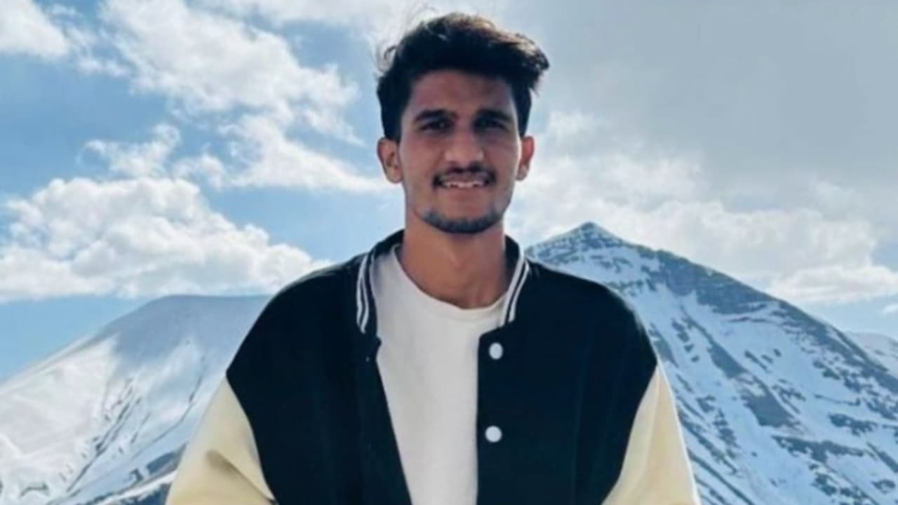 22കാരനായ പ്രവാസി മലയാളി യുവാവിനെ താമസ സ്ഥലത്ത് മരിച്ച നിലയിൽ കണ്ടെത്തി 22കാരനായ പ്രവാസി മലയാളി യുവാവിനെ താമസ സ്ഥലത്ത് മരിച്ച നിലയിൽ കണ്ടെത്തി