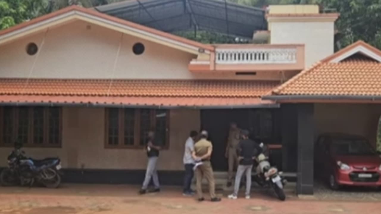 വീട്ടുകാർ ബന്ധുവീട്ടിൽ, അടച്ചിട്ട വീടിന്റെ മുൻവശത്തെ വാതിൽ കുത്തിതുറന്ന് കവർന്നത് 35 പവൻ സ്വർണം വീട്ടുകാർ ബന്ധുവീട്ടിൽ, അടച്ചിട്ട വീടിന്റെ മുൻവശത്തെ വാതിൽ കുത്തിതുറന്ന് കവർന്നത് 35 പവൻ സ്വർണം