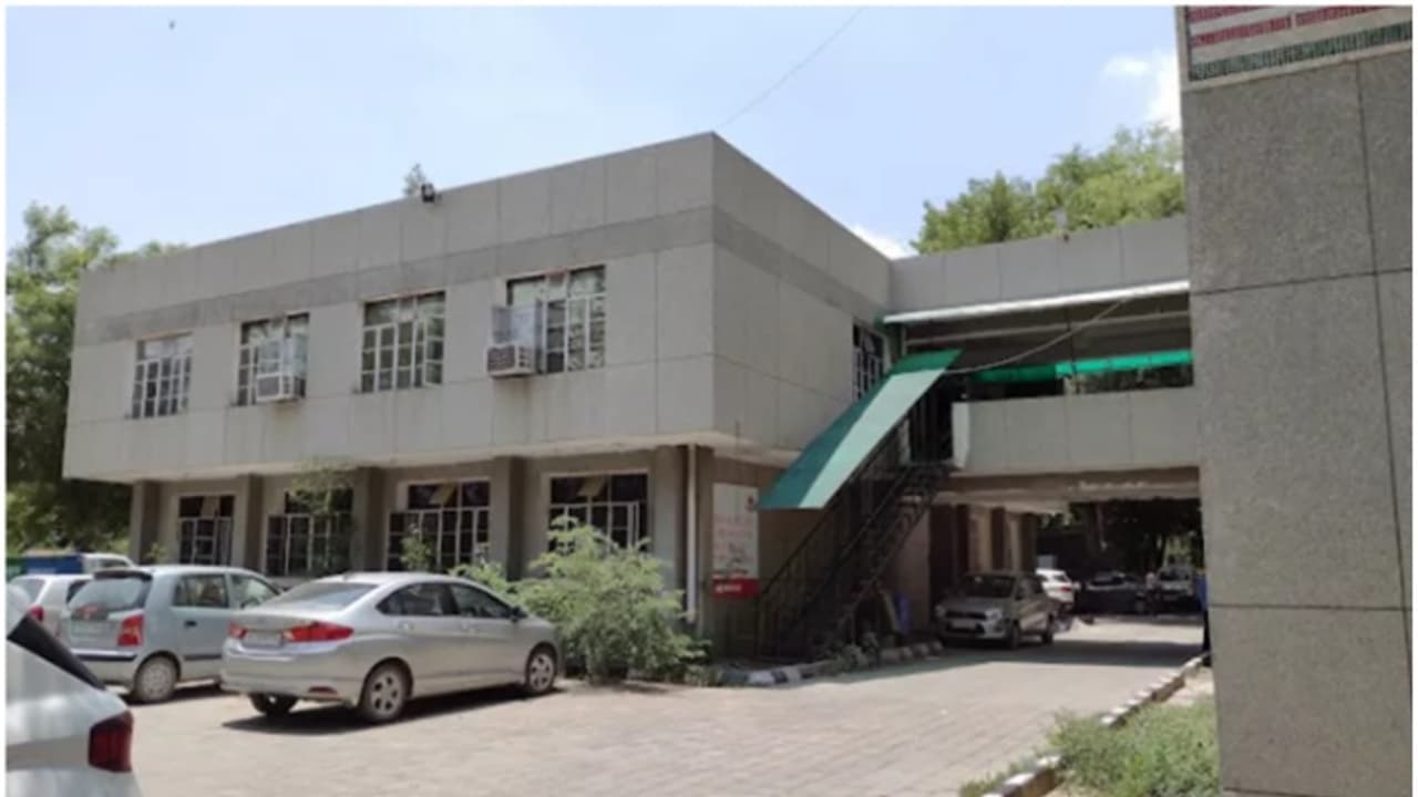 ആശുപത്രിയിൽ വെച്ച് വിദേശ യുവതിയുടെ ബാഗ് കാണാതായി; കൗണ്ടറിൽ പോയി പണമടച്ച് വന്നപ്പോൾ ബാഗ് അപ്രത്യക്ഷം ആശുപത്രിയിൽ വെച്ച് വിദേശ യുവതിയുടെ ബാഗ് കാണാതായി; കൗണ്ടറിൽ പോയി പണമടച്ച് വന്നപ്പോൾ ബാഗ് അപ്രത്യക്ഷം