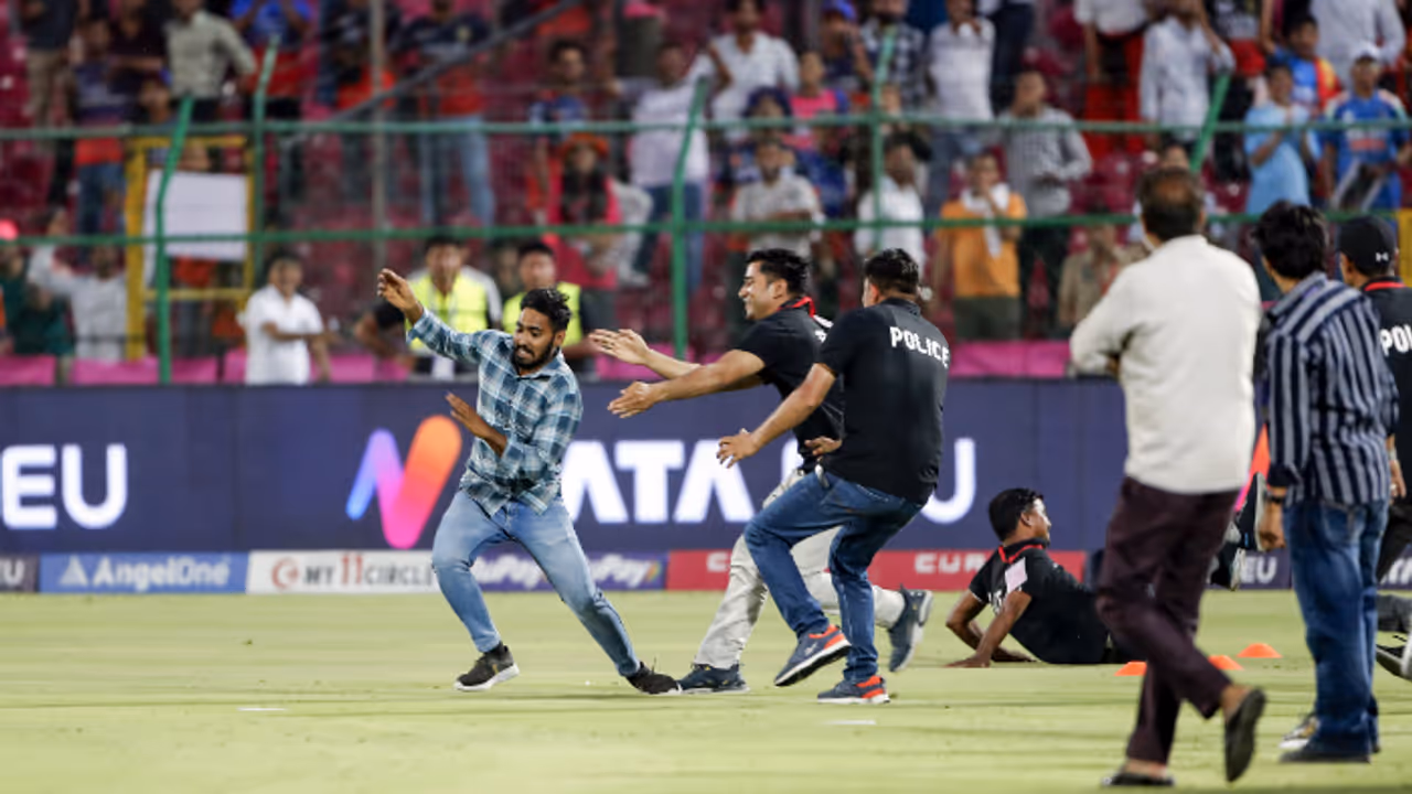 IPL 2025: Kohli evades pitch invader's attempt to meet him after RCB's win over RR (WATCH)