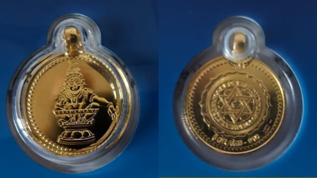 അയ്യപ്പ ചിത്രമുള്ള സ്വർണ ലോക്കറ്റ്, 2 ഗ്രാമിന്റെ വില 19300 രൂപ; ആദ്യ ലോക്കറ്റ് ഏറ്റുവാങ്ങി ആന്ധ്രാപ്രദേശുകാരൻ