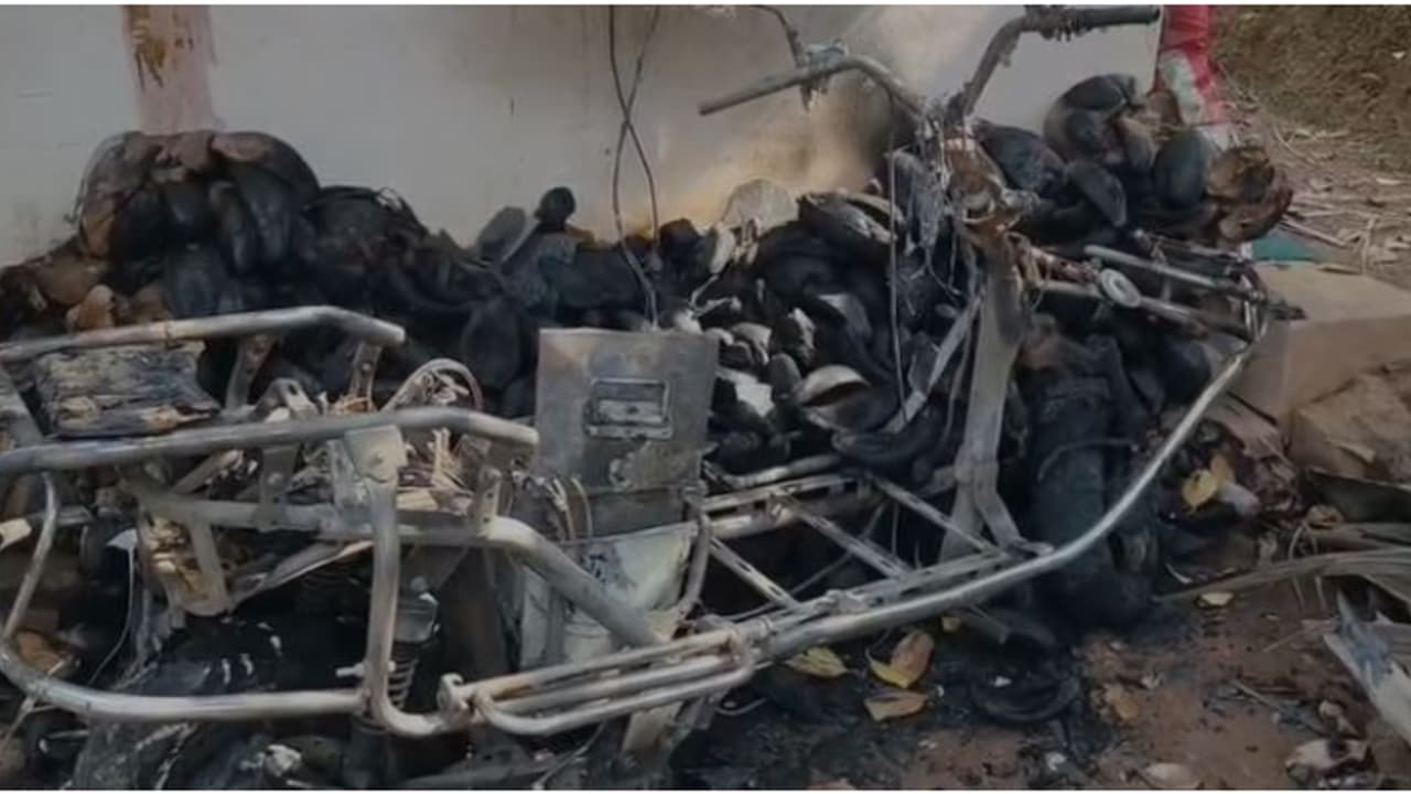 മലപ്പുറം വളാഞ്ചേരിയിൽ ചാർജ് ചെയ്യുന്നതിനിടെ ഇലക്ട്രിക് സ്കൂട്ടർ കത്തി നശിച്ചു മലപ്പുറം വളാഞ്ചേരിയിൽ ചാർജ് ചെയ്യുന്നതിനിടെ ഇലക്ട്രിക് സ്കൂട്ടർ കത്തി നശിച്ചു