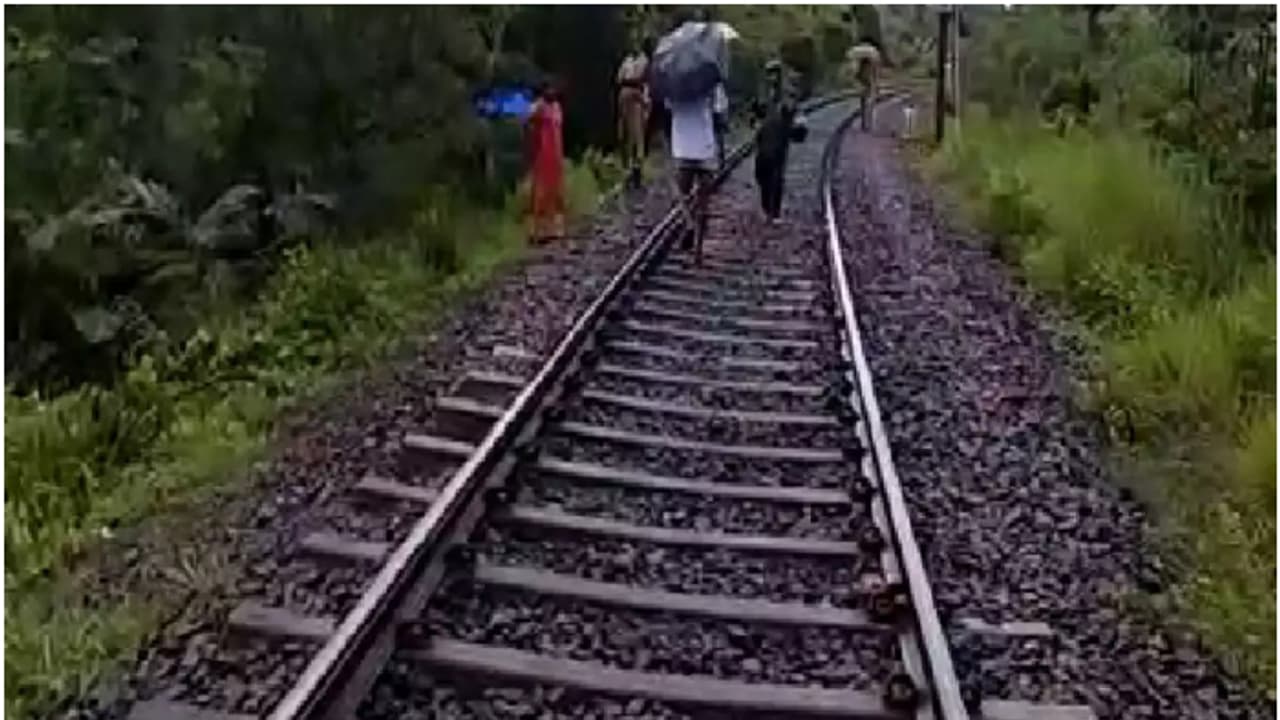 കോഴിക്കോട് വെസ്റ്റ് ഹിൽ റെയിൽവേ സ്റ്റേഷന് സമീപത്ത് അപകടം, ട്രെയിൻ തട്ടി യുവാവ് മരിച്ചു കോഴിക്കോട് വെസ്റ്റ് ഹിൽ റെയിൽവേ സ്റ്റേഷന് സമീപത്ത് അപകടം, ട്രെയിൻ തട്ടി യുവാവ് മരിച്ചു