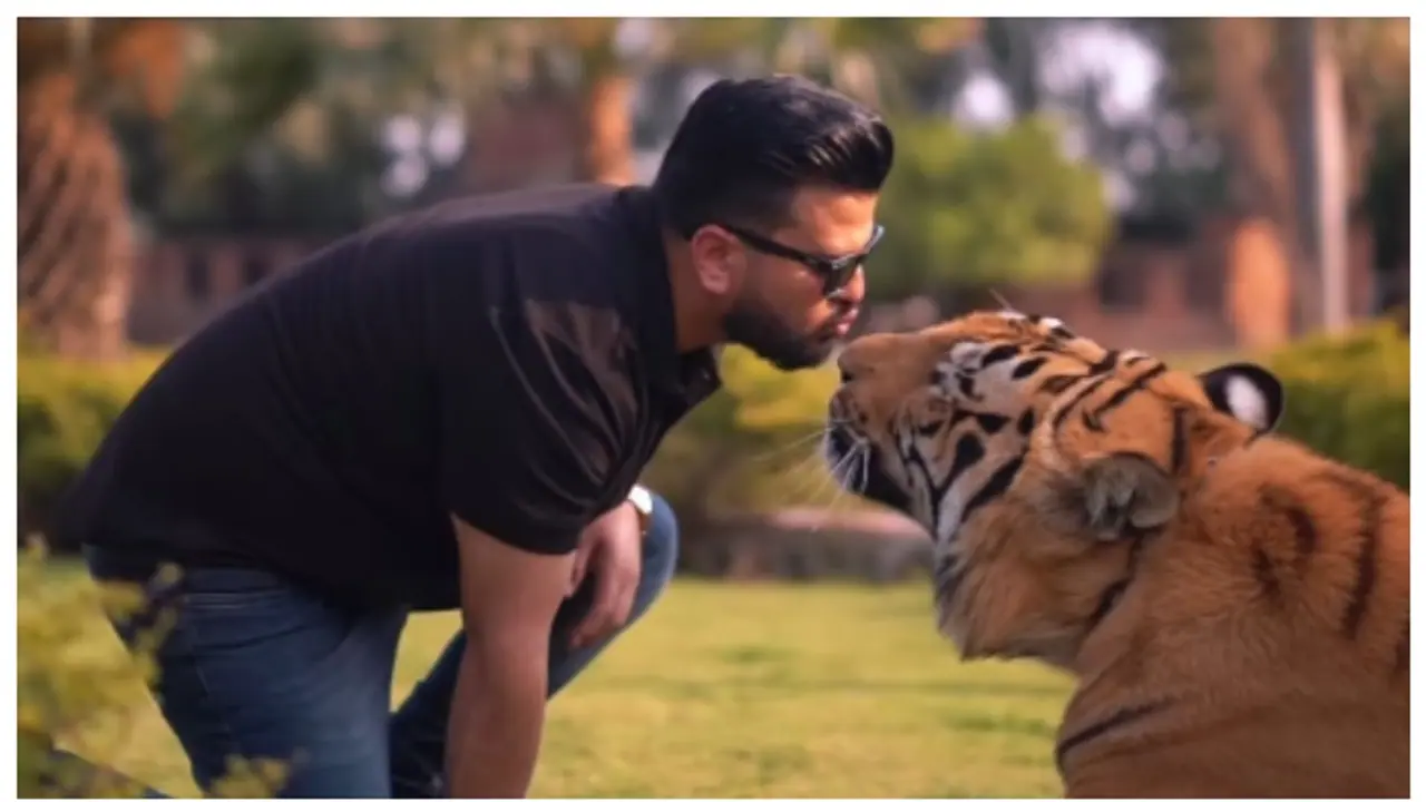 കടുവയെ ചുംബിക്കാന്‍ ശ്രമിക്കുന്ന പാക് യുവാവ്; വിമർശിച്ചും അനുകൂലിച്ചും ആരാധകർ, വീഡിയോ വൈറൽ 