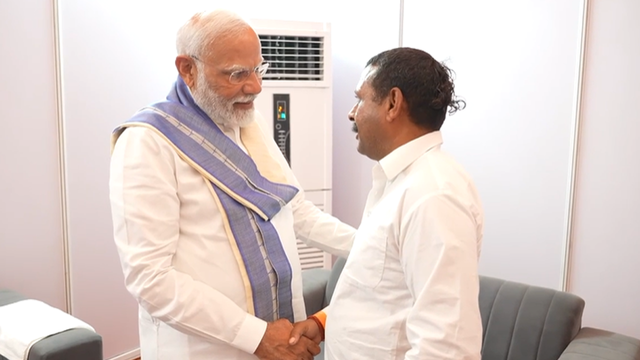 14 வருடங்களாக மோடிக்காக வெறுங்காலில் நடந்த ராம்பால்; தனது கையால் ஷூ அணிவித்த மோடி! 14 வருடங்களாக மோடிக்காக வெறுங்காலில் நடந்த ராம்பால்; தனது கையால் ஷூ அணிவித்த மோடி!