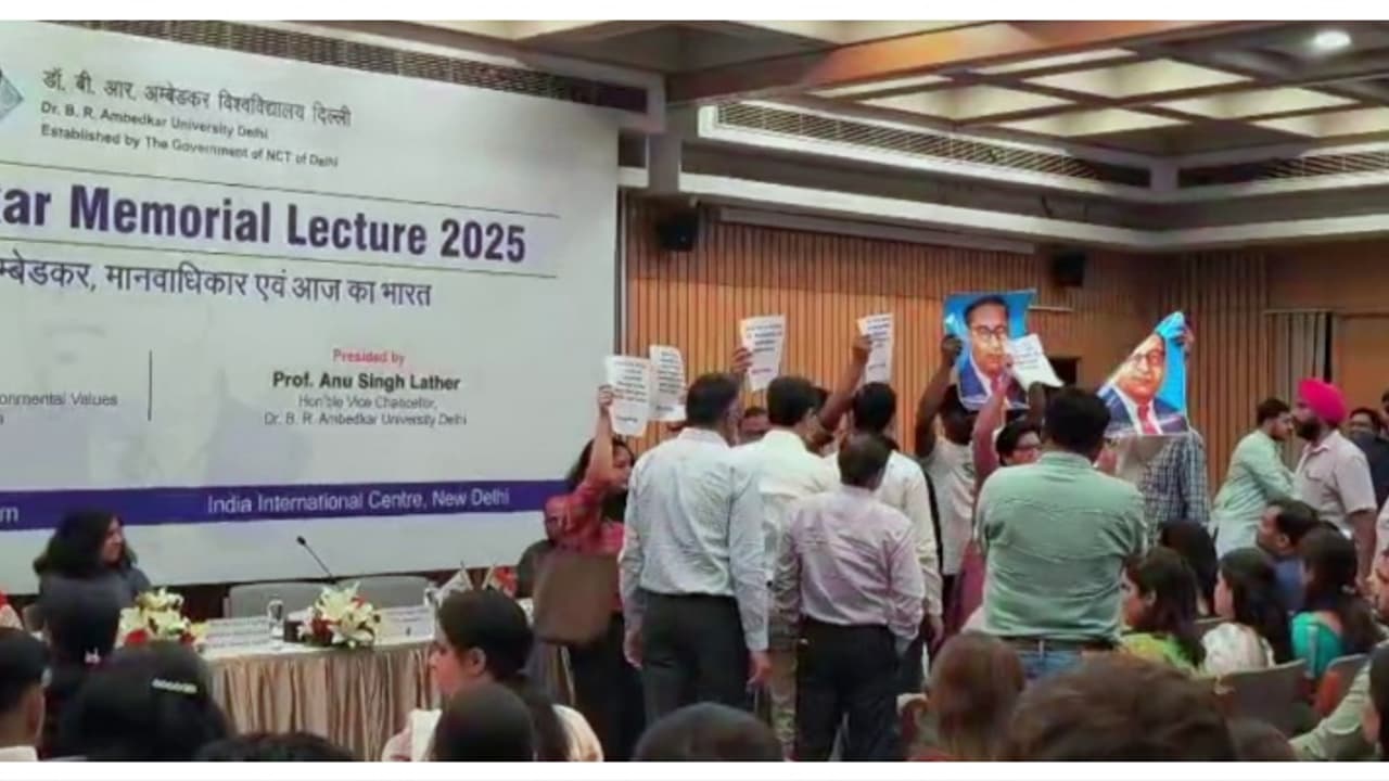 ദില്ലി അംബേദ്കർ യൂണിവേഴ്സിറ്റിയിൽ എസ്എഫ്ഐ പ്രതിഷേധം; വിദ്യാർത്ഥി സസ്പെൻഷൻ പിൻവലിക്കണമെന്ന് ആവശ്യം ദില്ലി അംബേദ്കർ യൂണിവേഴ്സിറ്റിയിൽ എസ്എഫ്ഐ പ്രതിഷേധം; വിദ്യാർത്ഥി സസ്പെൻഷൻ പിൻവലിക്കണമെന്ന് ആവശ്യം