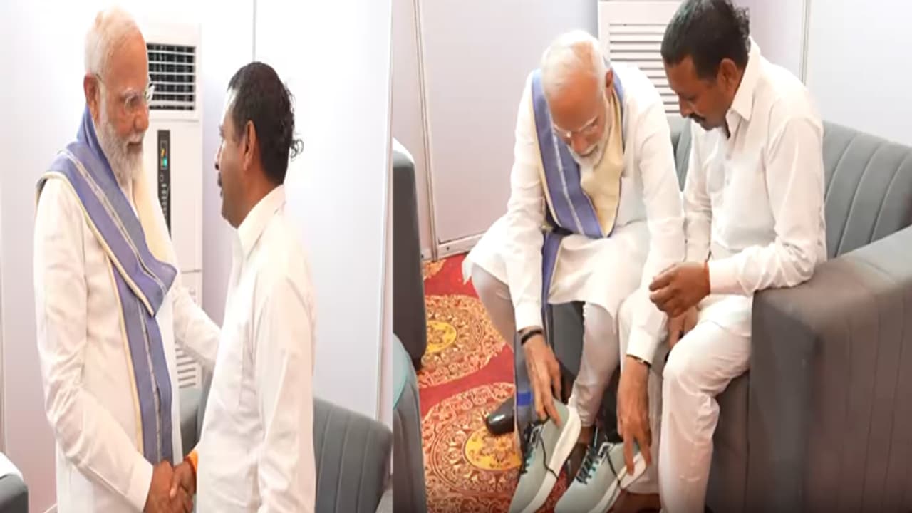 14 ఏళ్లుగా చెప్పుల్లేకుండా.. రాంపాల్ కశ్యప్ కు స్వయంగా చెప్పులు తొడిగిన మోడీ.. వీడియో 14 ఏళ్లుగా చెప్పుల్లేకుండా.. రాంపాల్ కశ్యప్ కు స్వయంగా చెప్పులు తొడిగిన మోడీ.. వీడియో