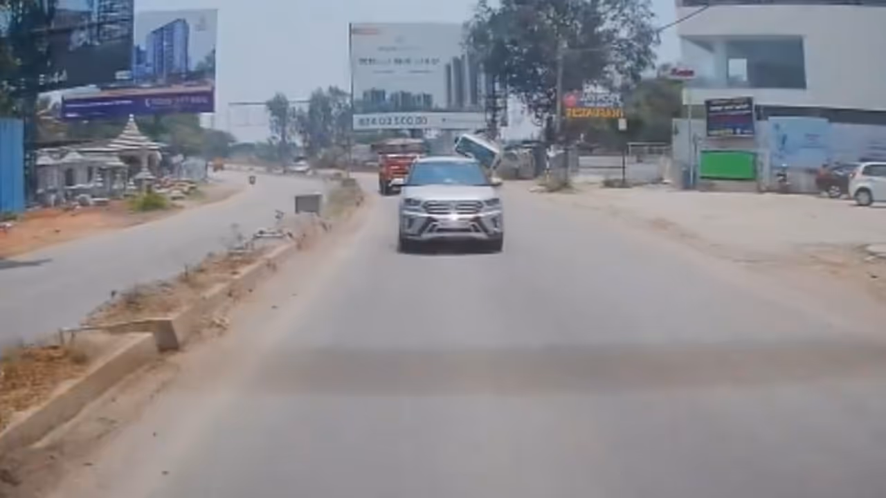 അയ്യോ! കാറിന്റെ ബാക്ക് ഡാഷ് കാമറയിൽ പതിഞ്ഞ ഭീകര ദൃശ്യം; നട്ടുച്ചയ്ക്ക് നടുറോഡിൽ മലക്കംമറിഞ്ഞ് വാട്ടര്‍ ടാങ്കർ