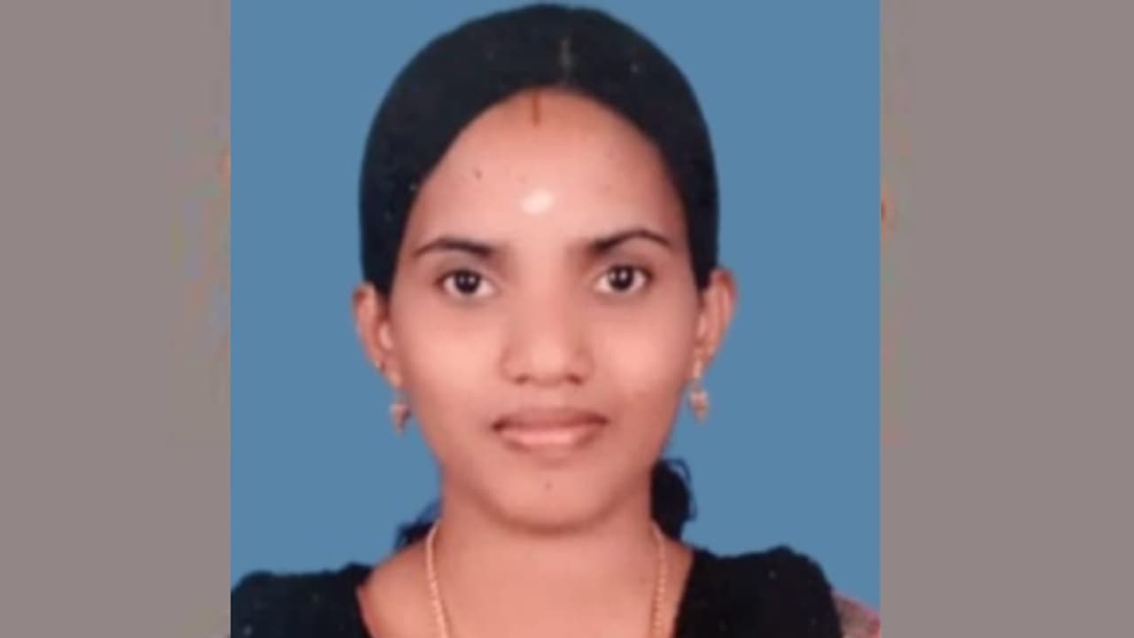 തിന്നർ ഒഴിച്ച് തീ കൊളുത്തിയ സംഭവം; കാസർകോട്ടെ പലചരക്ക് കടയുടമ രമിത മരിച്ചു തിന്നർ ഒഴിച്ച് തീ കൊളുത്തിയ സംഭവം; കാസർകോട്ടെ പലചരക്ക് കടയുടമ രമിത മരിച്ചു