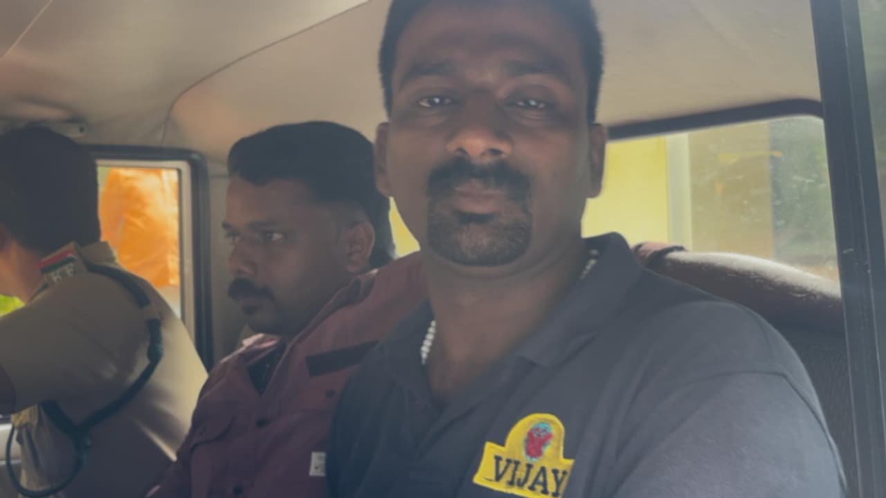 പുലര്ച്ചെ 3 മണി, രണ്ടു പേരും കൂടി സ്കൂട്ടറിൽ ഒരൊറ്റപ്പോക്ക്, പിടിച്ചു നിർത്തി പരിശോധിച്ചു; തോക്കും തിരയും! പുലര്ച്ചെ 3 മണി, രണ്ടു പേരും കൂടി സ്കൂട്ടറിൽ ഒരൊറ്റപ്പോക്ക്, പിടിച്ചു നിർത്തി പരിശോധിച്ചു; തോക്കും തിരയും!