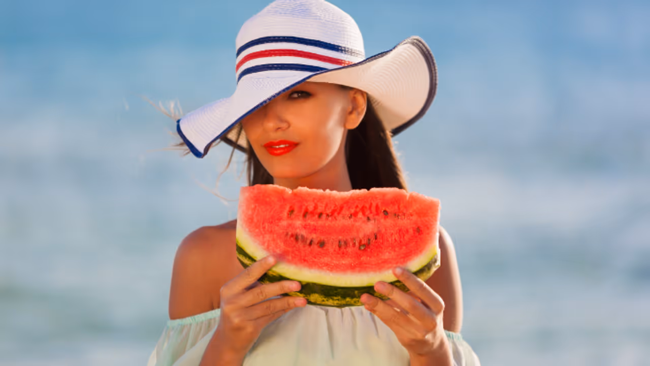 വേനൽക്കാലത്തെ ചർമ്മസംരക്ഷണം; കഴിക്കേണ്ടതും ഒഴിവാക്കേണ്ടതുമായ ഭക്ഷണങ്ങള് വേനൽക്കാലത്തെ ചർമ്മസംരക്ഷണം; കഴിക്കേണ്ടതും ഒഴിവാക്കേണ്ടതുമായ ഭക്ഷണങ്ങള്