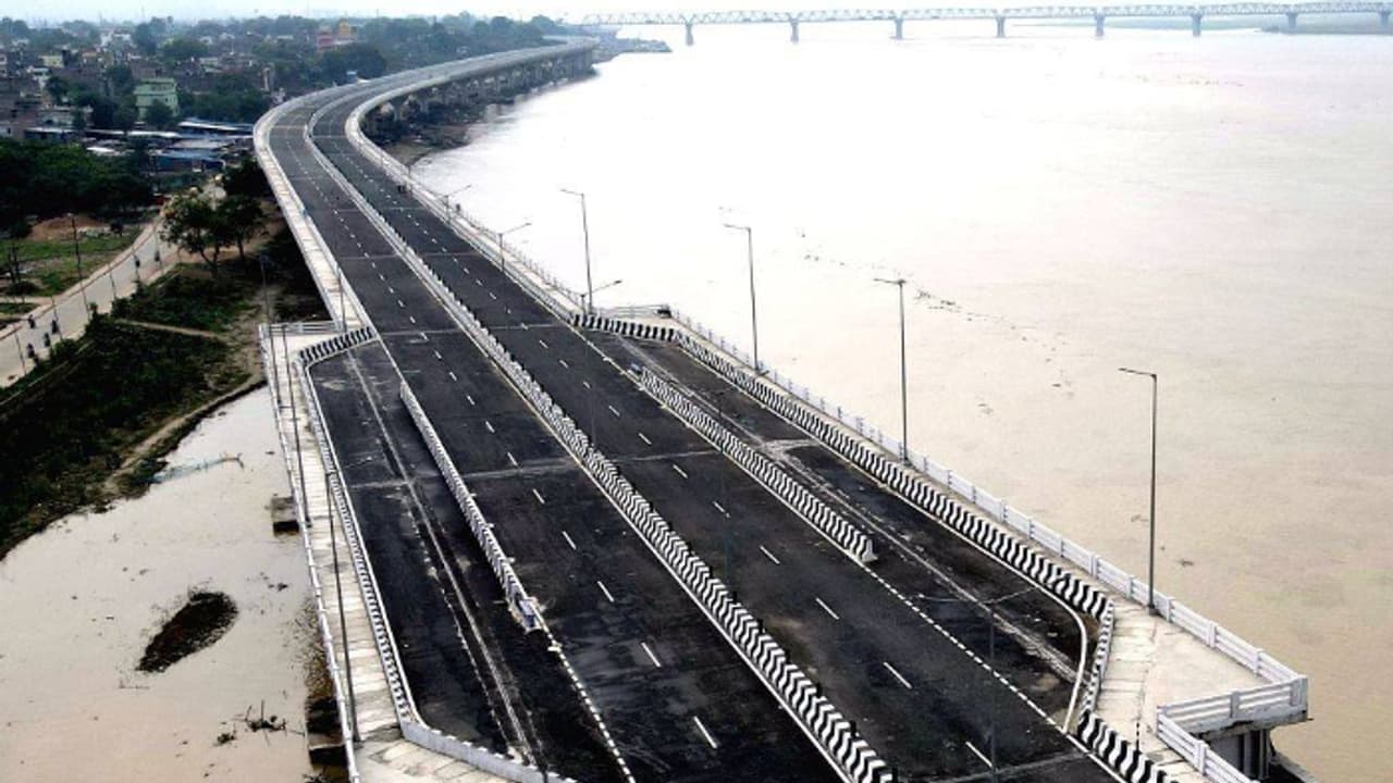 3831 കോടി ചെലവാക്കിയ റോഡ്, 5 കിലോമീറ്റര്‍ തുറന്നത് വ്യാഴാഴച, പാലത്തിലൊരു വിള്ളൽ, സത്യം അറിയാതെ കത്തിയ വിവാദം