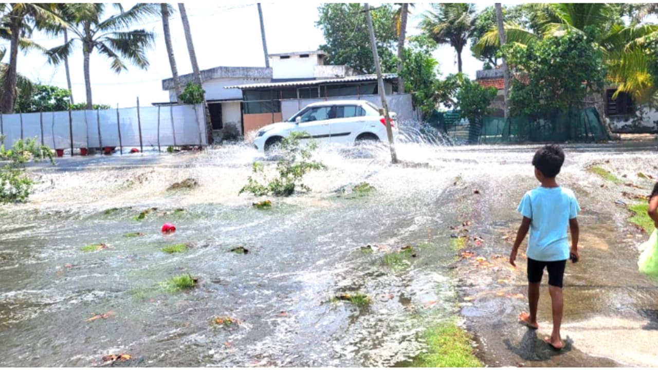 മീറ്ററുകളോളം തിരമാലകൾ കരയിലേക്ക് ഇരച്ചുകയറി; പുന്നപ്രയും ആറാട്ടുപുഴയിലും ശക്തമായ കടല് കയറ്റം മീറ്ററുകളോളം തിരമാലകൾ കരയിലേക്ക് ഇരച്ചുകയറി; പുന്നപ്രയും ആറാട്ടുപുഴയിലും ശക്തമായ കടല് കയറ്റം