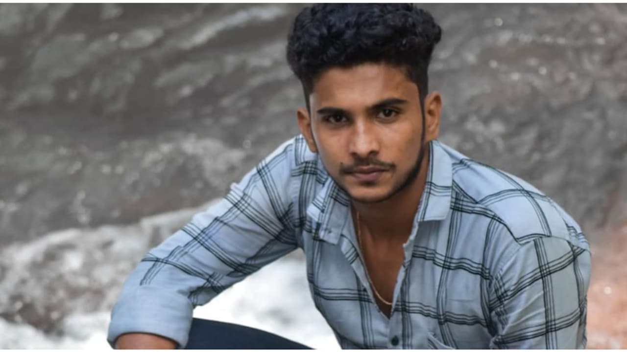 ഫുട്ബോൾ കളിച്ച് മടങ്ങുമ്പോൾ അപകടം; ബൈക്ക് റോഡരികിലെ ഭിത്തിയിലിടിച്ച് യുവാവിന് ദാരുണാന്ത്യം ഫുട്ബോൾ കളിച്ച് മടങ്ങുമ്പോൾ അപകടം; ബൈക്ക് റോഡരികിലെ ഭിത്തിയിലിടിച്ച് യുവാവിന് ദാരുണാന്ത്യം