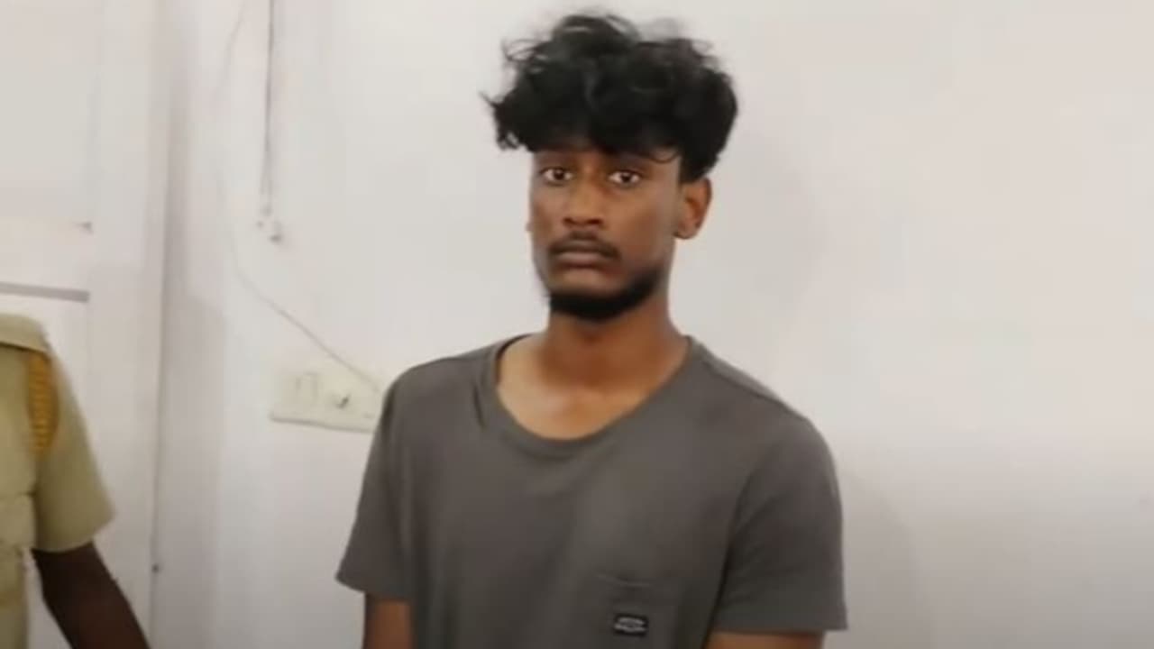 സിഗിരറ്റ് വലിച്ചത് വിലക്കിയ പൊലീസുകാരെ പിന്തുടർന്ന് വാഹനം തടഞ്ഞ് ഹെൽമറ്റ് കൊണ്ട് തല്ലി; വിദ്യാർത്ഥി പിടിയിൽ സിഗിരറ്റ് വലിച്ചത് വിലക്കിയ പൊലീസുകാരെ പിന്തുടർന്ന് വാഹനം തടഞ്ഞ് ഹെൽമറ്റ് കൊണ്ട് തല്ലി; വിദ്യാർത്ഥി പിടിയിൽ