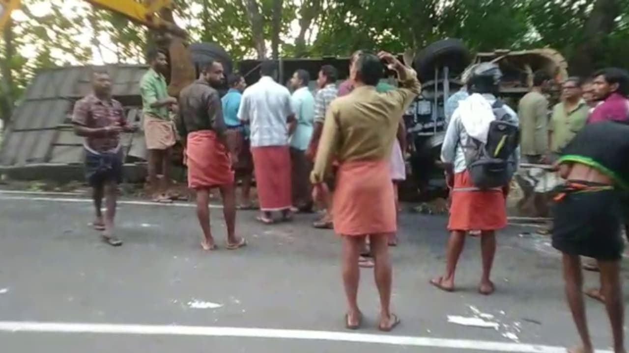 ശബരിമല തീര്‍ത്ഥാടകർ സഞ്ചരിച്ച ബസ് നിയന്ത്രണം വിട്ട് മറിഞ്ഞു; മുപ്പതോളം പേർക്ക് പരിക്ക്, ഒരാളുടെ നില ഗുരുതരം