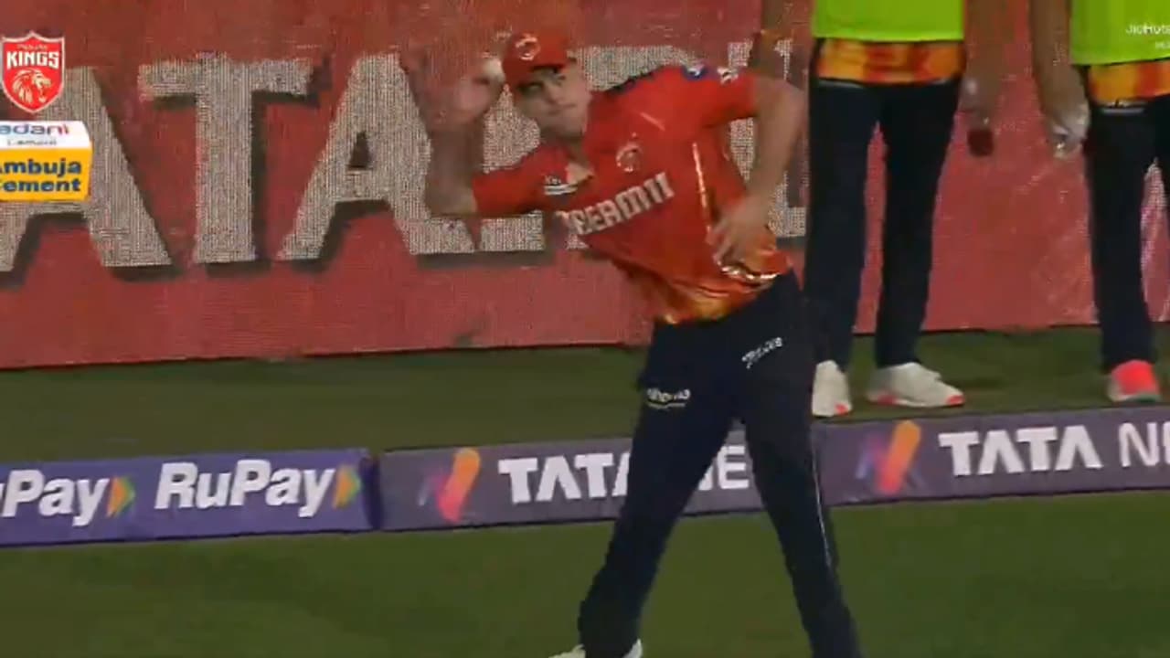 ഫീല്ഡിംഗിനിടെ പഞ്ചാബ് താരത്തിന് സംഭവിച്ചത് ഭീമാബദ്ധം, വെങ്കിടേഷ് അയ്യര്ക്ക് 1 പന്തില് കിട്ടിയത് 5 റണ്സ് ഫീല്ഡിംഗിനിടെ പഞ്ചാബ് താരത്തിന് സംഭവിച്ചത് ഭീമാബദ്ധം, വെങ്കിടേഷ് അയ്യര്ക്ക് 1 പന്തില് കിട്ടിയത് 5 റണ്സ്