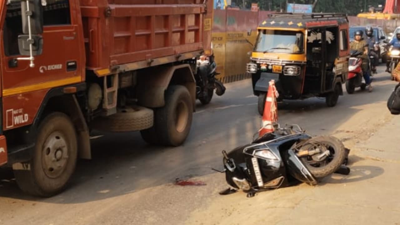 കാക്കനാട് ഭർത്താവിനൊപ്പം യാത്ര ചെയ്യുമ്പോൾ അപകടം; വീട്ടമ്മ മരിച്ചു കാക്കനാട് ഭർത്താവിനൊപ്പം യാത്ര ചെയ്യുമ്പോൾ അപകടം; വീട്ടമ്മ മരിച്ചു