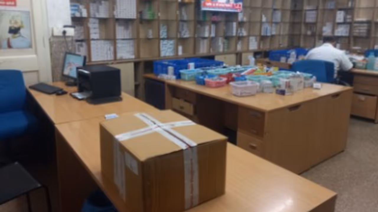 വെറൈറ്റി മോഷണം, കയറിയത് ആശുപത്രിയിൽ; ഫാര്‍മസിയിലെത്തി ഉറക്ക ഗുളികയുൾപ്പെടെ 6,000 രൂപയുടെ മരുന്ന് മോഷ്ടിച്ചു 