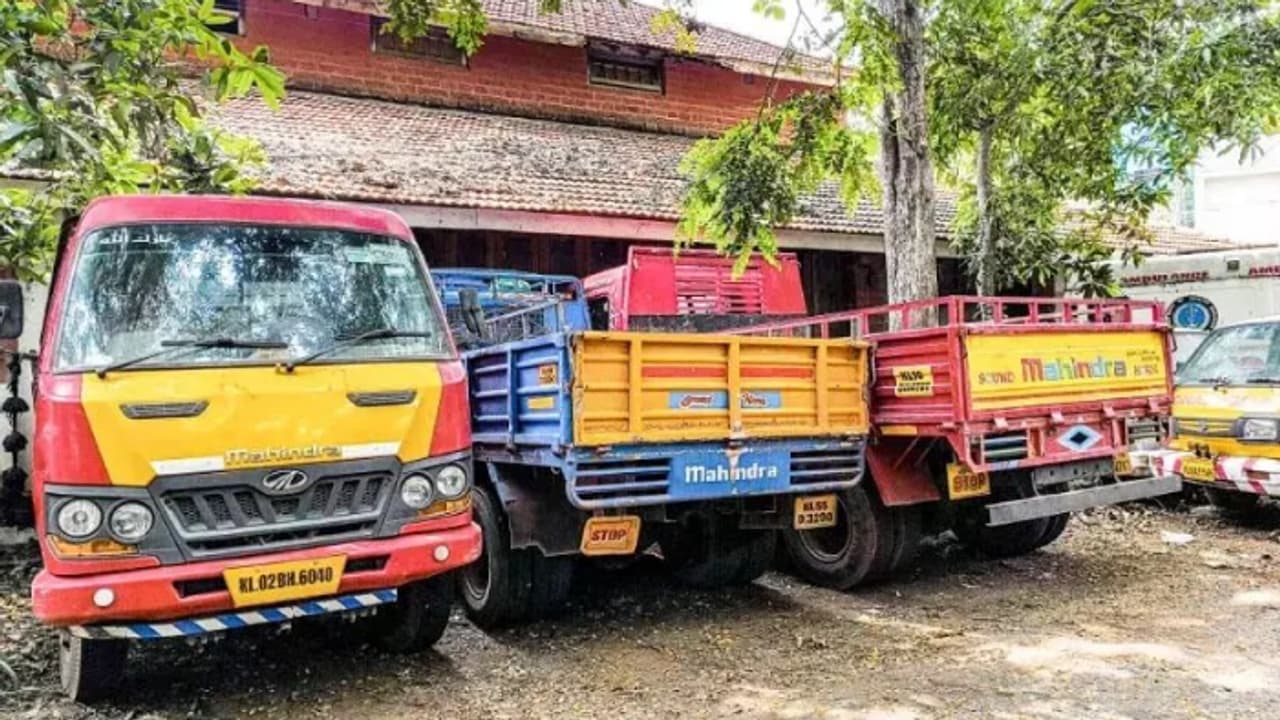 അവധി ദിനങ്ങൾ മറയാക്കി, തകൃതിയായി അനധികൃത ഖനനം: റവന്യു വകുപ്പ് പിടികൂടിയത് 12 വാഹനങ്ങൾ അവധി ദിനങ്ങൾ മറയാക്കി, തകൃതിയായി അനധികൃത ഖനനം: റവന്യു വകുപ്പ് പിടികൂടിയത് 12 വാഹനങ്ങൾ