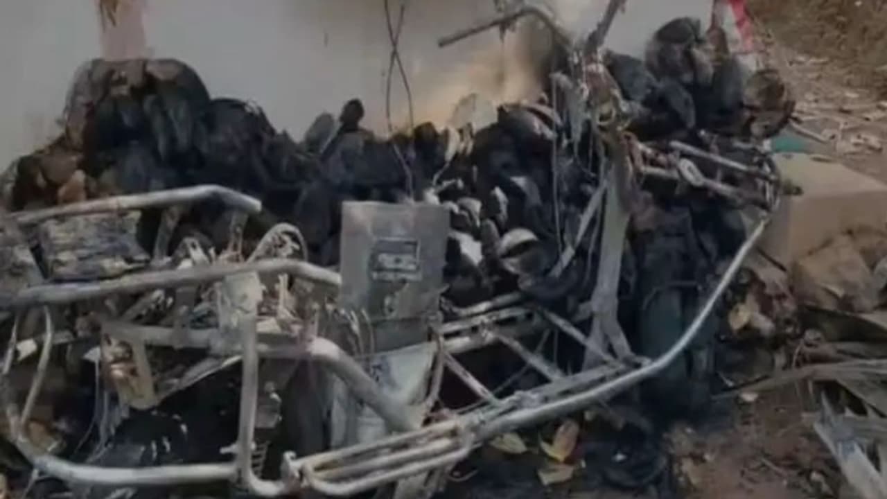 കോമാക്കി ടിഎൻ 95 മോഡൽ, എന്നും രാത്രി ഏഴിന് ചാര്ജിനിടുന്നത്; അപ്രതീക്ഷിതമായി പുലർച്ചെ പൊട്ടിത്തെറിച്ചു കോമാക്കി ടിഎൻ 95 മോഡൽ, എന്നും രാത്രി ഏഴിന് ചാര്ജിനിടുന്നത്; അപ്രതീക്ഷിതമായി പുലർച്ചെ പൊട്ടിത്തെറിച്ചു