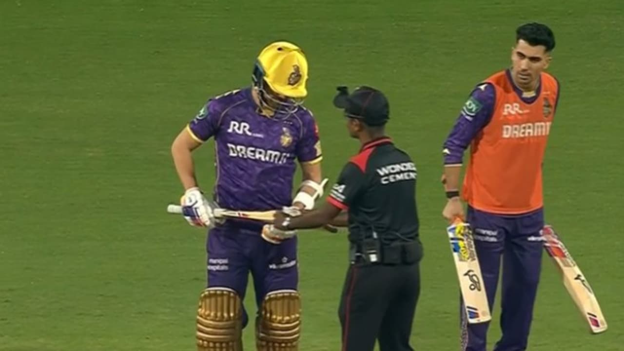 ബാറ്റിംഗ് തുടങ്ങും മുമ്പ് അമ്പയറുടെ ബാറ്റ് പരിശോധന, ബാറ്റ് മാറ്റാന് നിര്ബന്ധിതരായി 2 കൊല്ക്കത്ത താരങ്ങള് ബാറ്റിംഗ് തുടങ്ങും മുമ്പ് അമ്പയറുടെ ബാറ്റ് പരിശോധന, ബാറ്റ് മാറ്റാന് നിര്ബന്ധിതരായി 2 കൊല്ക്കത്ത താരങ്ങള്